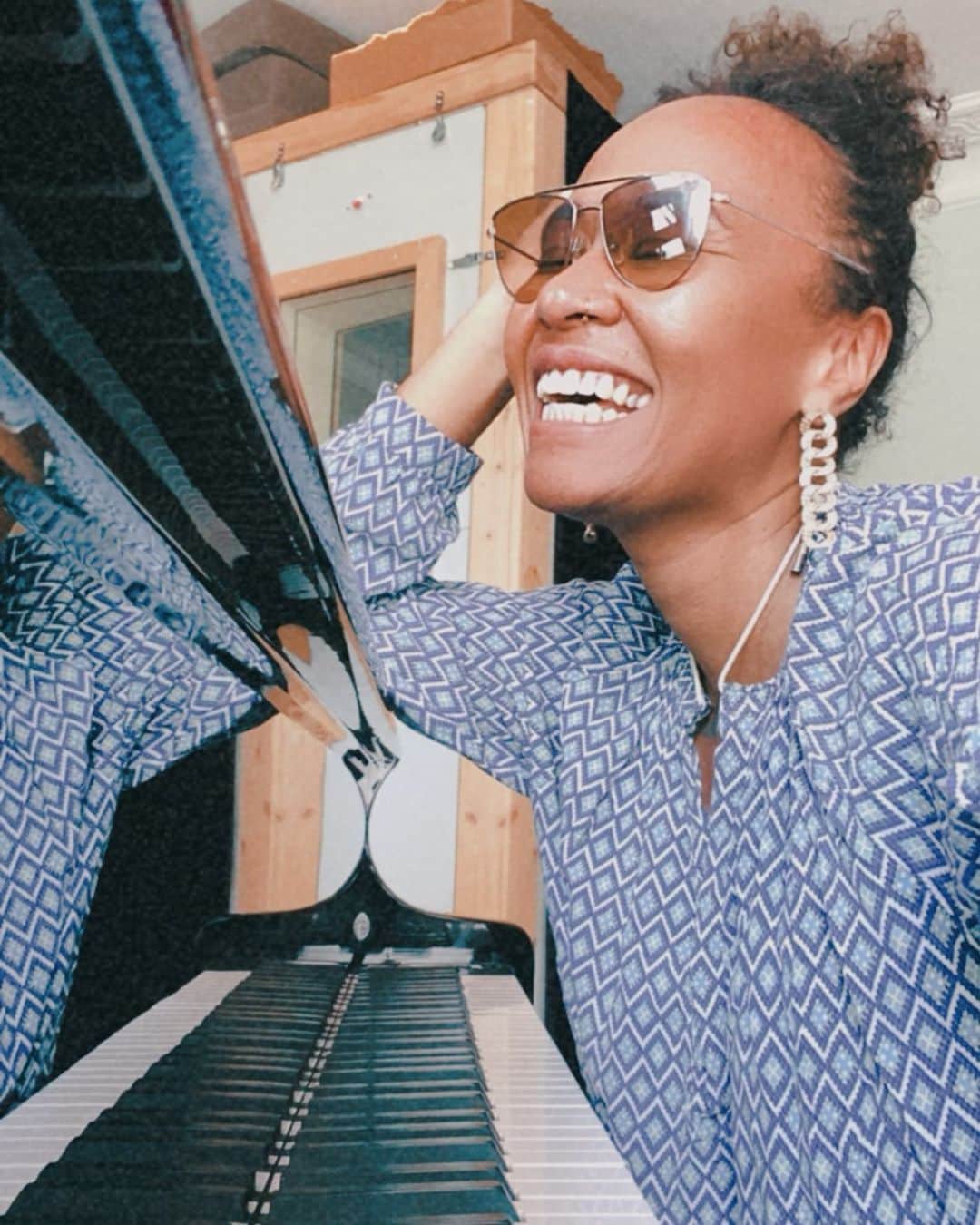 Emeli Sandéのインスタグラム：「Spent the day at the piano fleshing out ideas for album 4 😁」