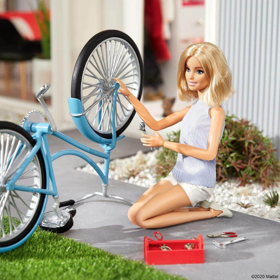 バービーさんのインスタグラム写真 - (バービーInstagram)「While we're at home it’s important to keep those wheels turning! 💭 #barbie #barbiestyle⁠」5月7日 2時01分 - barbiestyle