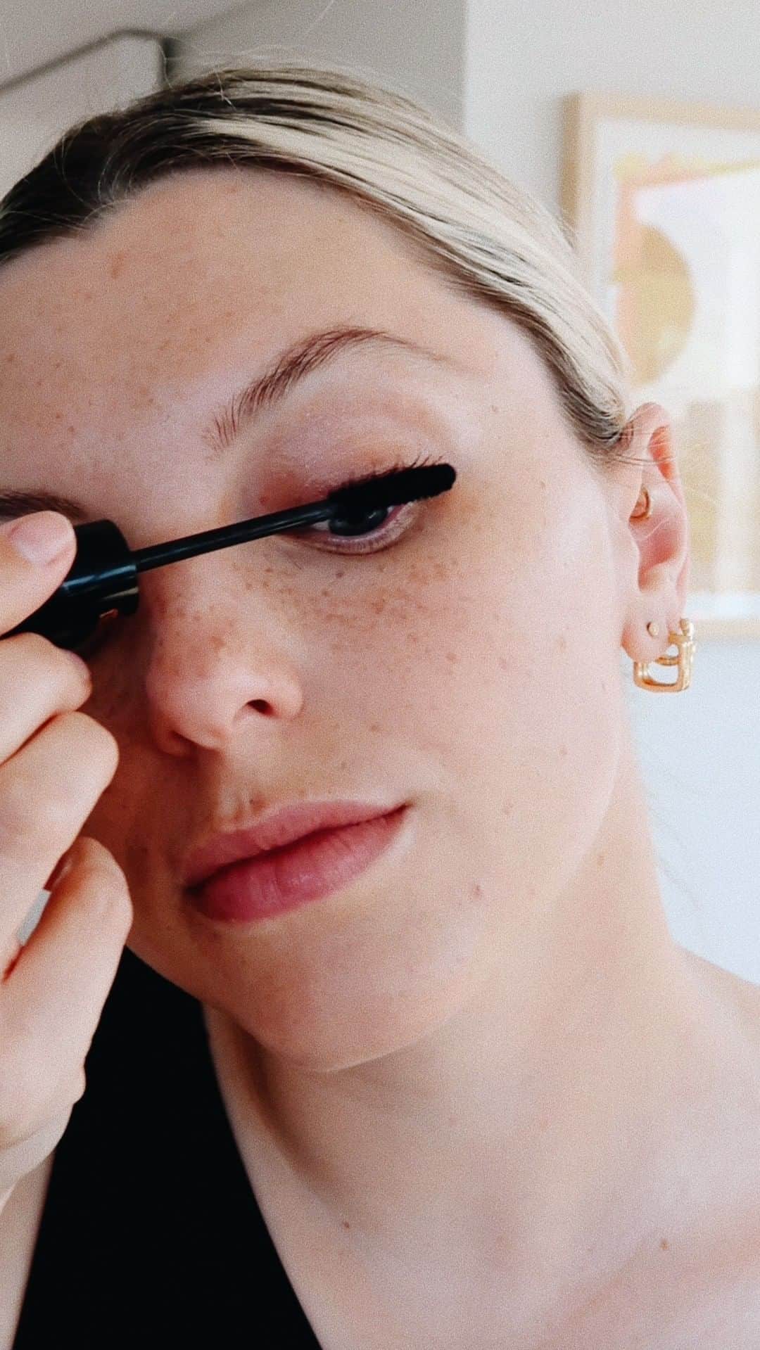 Estée Lalondeのインスタグラム：「(ad) Shop my jewellery! @daisy_jewellery https://www.daisyjewellery.com/collections/estee-lalonde  Black Top  https://bit.ly/3atiq4l (sold out) similar https://rstyle.me/cz-n/emgph9utte similar https://rstyle.me/cz-n/emgpg2utte  *@lameruk The Hydrating Illuminator  https://bit.ly/2W7a0fe   *@chantecailleuk Futureskin Oil Free Gel Foundation  https://bit.ly/2VfT1Zs  @glossier Stretch Concealer  https://bit.ly/2wFjGnh  @cledepeaubeaute Concealer  https://bit.ly/2ziU8Nv  @anastasiabeverlyhills Brow Wiz  https://bit.ly/2A66MA3  *@soapbrows Brows  https://bit.ly/2Wtrkdg  *@byterryofficial Tinted Hyaluronic Powder  https://bit.ly/3foAssh   @sephora Pro Air Brush  https://bit.ly/2YHJrii  *@sisleyparisofficial Bronzing Gel Powder  https://bit.ly/2YE63QM   @surratt Lid Lacquer (Hadaka) https://bit.ly/2xEFPCC  @surratt Lash Curlers  https://bit.ly/2WDSSwO  *@lancomeofficial Hypnose Mascara  https://bit.ly/35DHxRk   @glossier Haloscope Highlighter  https://bit.ly/2SFjn3w  *@narsissist Lipstick ( Belle du Jour)  https://bit.ly/2L7D3Ji   ———————————————————— (Affiliate links used. Gifted items marked with a *)ap」