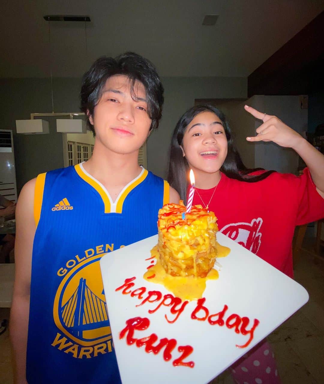 Niana Guerreroのインスタグラム：「happy happy birthday to my big brother 🥳 thank u for being the best kuya ever and for being there for me ❤️ hope u enjoyed todays celebration and ps watch out for the vlog heheh finna be lit 🤟🏼」