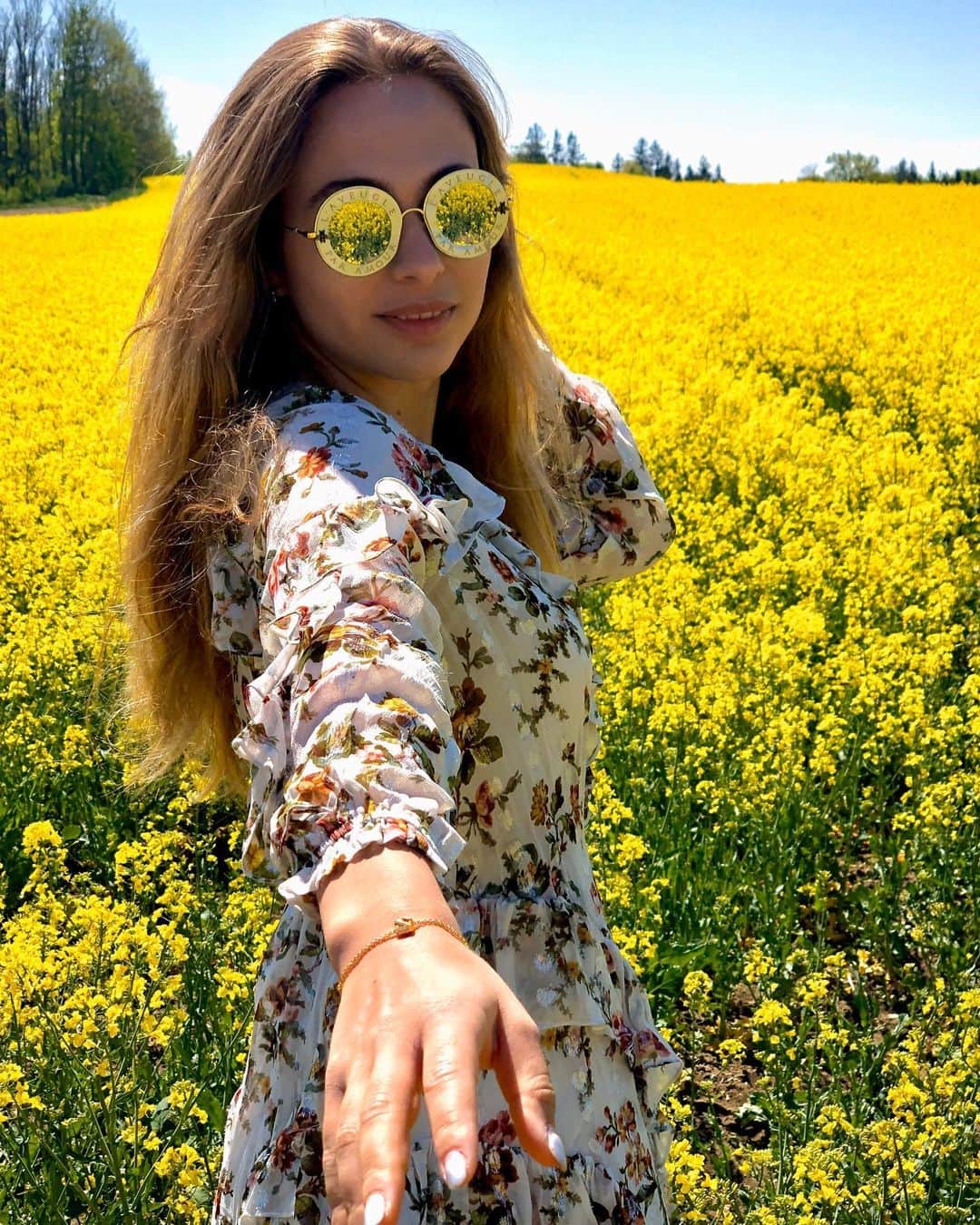 のインスタグラム：「Loving the time of the year when it gets warmer outside again ☀️ and the flowers 💐 starting to grow again 💥💛 || #sophia #sophia99 #racegirl #changeagent #racing #motorsport #munich #home #shooting #summervibes」