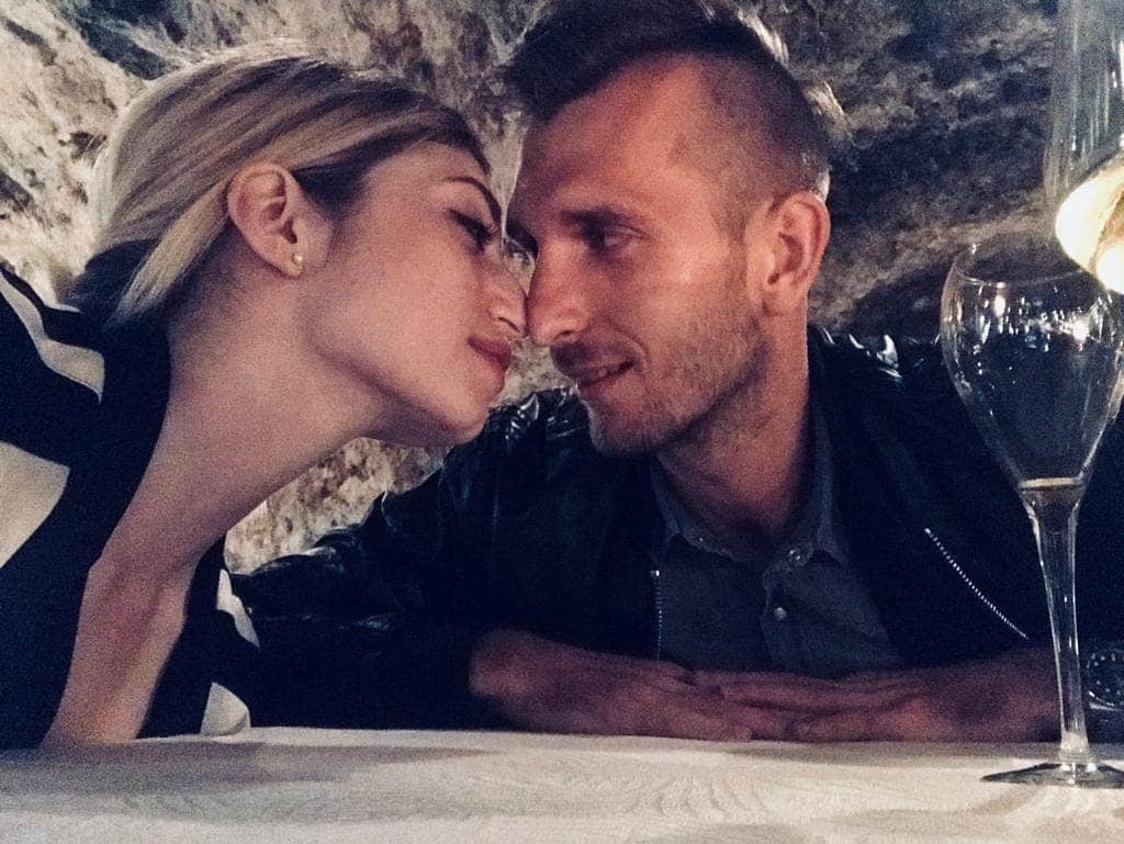 ノルベルト・ジェンベールのインスタグラム：「4 anni al mio fianco. 4 anni che mi rendi l'uomo più felice del mondo . Buon anniversario amore mio. Ti amo tantissimo ❤ #anniversary #loveyou #mylife #mylove」