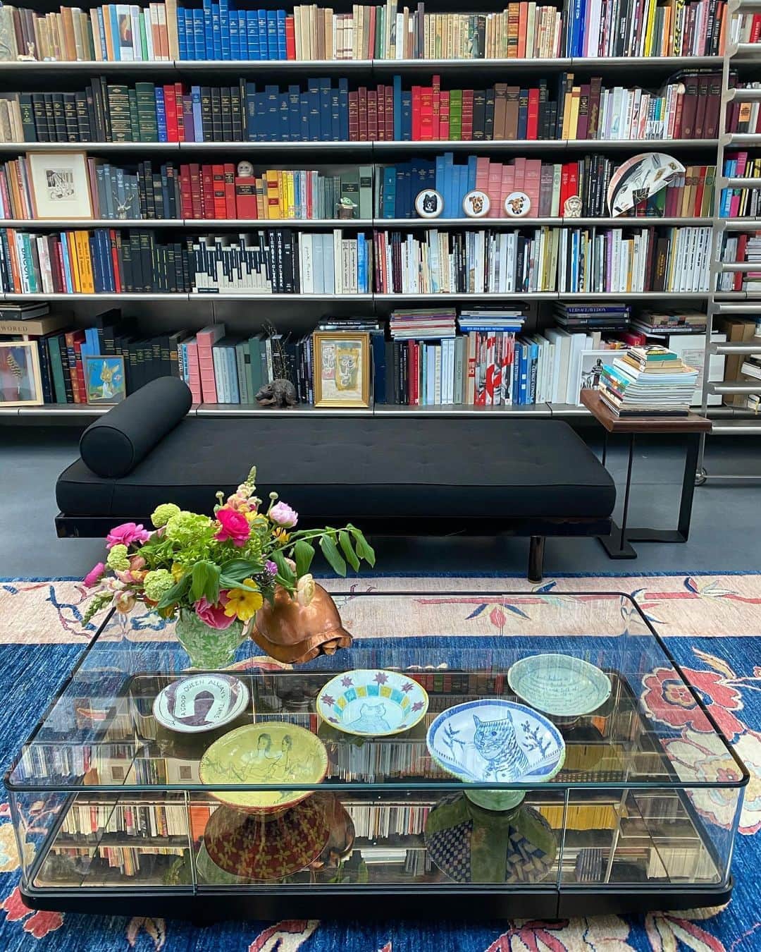 キム・ジョーンズのインスタグラム：「Library lockdown - what to read next」