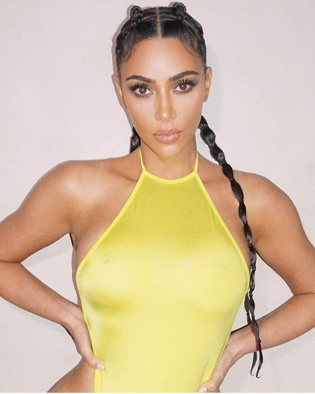 Hrush Achemyanさんのインスタグラム写真 - (Hrush AchemyanInstagram)「Sugar spice and everything that’s nice!  Makeup by #styledbyhrush @kimkardashian #kimkardashian which look would you like me to recreate on YouTube do you guys like this one or another #kimk  glam I’ve done.」5月7日 2時34分 - styledbyhrush
