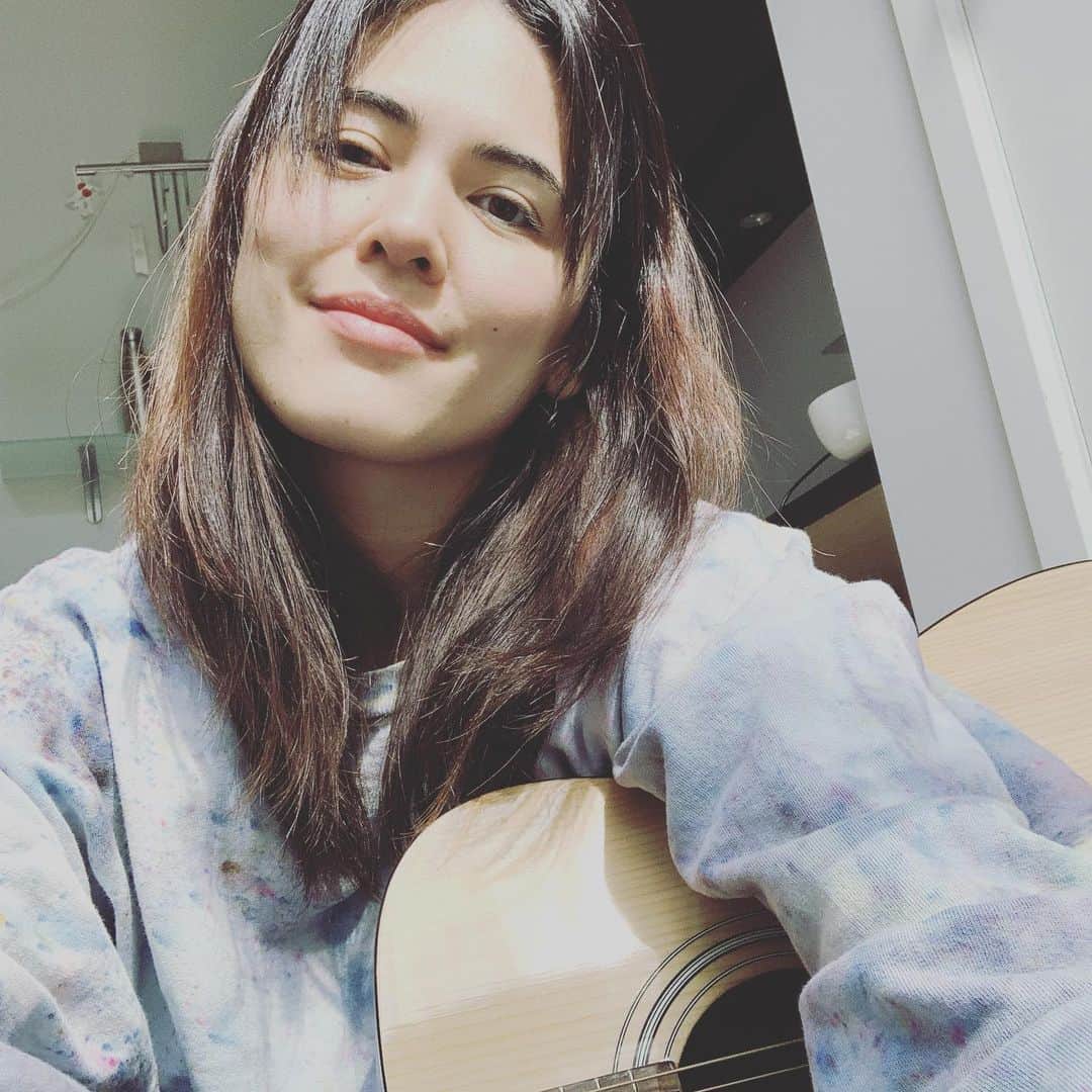 プリシラ・アーンのインスタグラム：「Thanks everyone for joining me and my sleepy face for this morning’s kid show.  Just in case you wanted song titles: Dream | Ekkoleg | Rattling Can | “Home” book by @carsonellis | Living In A Tree | Three Little Birds  Special guest on previous show: Taelor Dunn @_tdunn — check out her YouTube for more kid songs!」