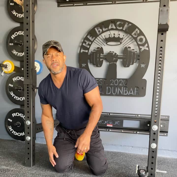 ロックモンド・ダンバーのインスタグラム：「47 year old Takes @vernondavis85 20 sec Push-Up-Challenge... @shoptsn!!! Let’s GO!!!! 😂😂😂😂 w/ a lil #bustdown!」