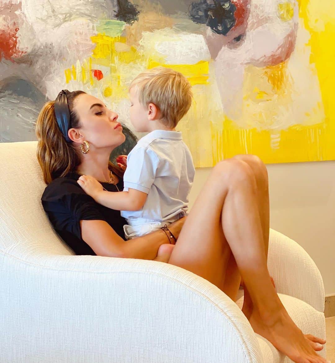 Elizabeth Chambers Hammerのインスタグラム：「There’s nothing we wouldn’t do for our babies and now, more than ever is a time to come together to help babies and families beyond our own. Baby2Baby is an organization close to my heart that has already distributed 10 MILLION basic essentials to children impacted by COVID-19. I’m excited to announce my partnership with @PlumOrganics baby food and BEYOND grateful for their pledge of a $75,000 (!!!) donation to @Baby2Baby's COVID-19 Emergency Response Program, plus a generous in-kind donation of nutritious food that will help hundreds of thousands of children and families who really need it right now. Love you, Plum and truly cannot thank you enough. #Baby2BabyAmbassador」