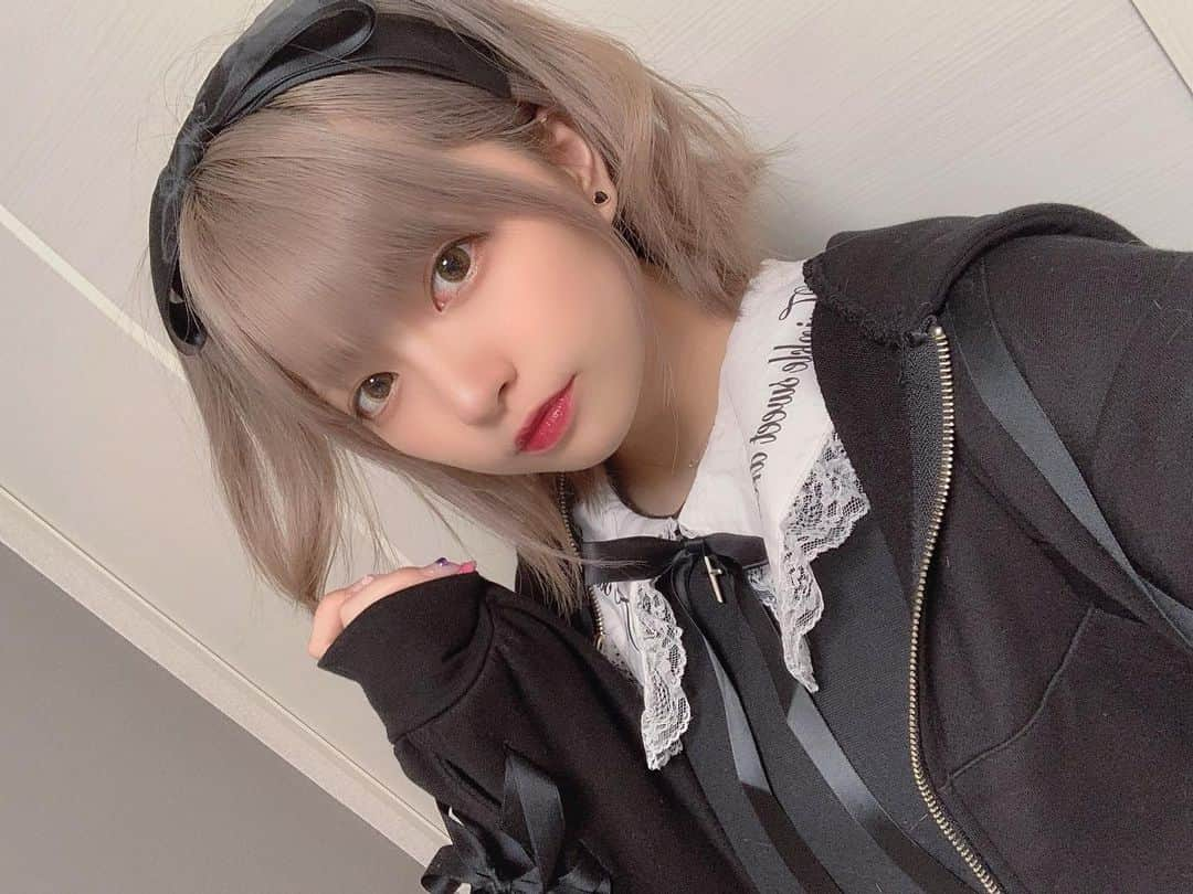 根尾あかりのインスタグラム：「🖤 #地雷 #地雷女 #地雷メイク #量産型  #量産型コーデ #ankrouge #evelyn  #グレイアッシュ 感強めの #フィルター加工」