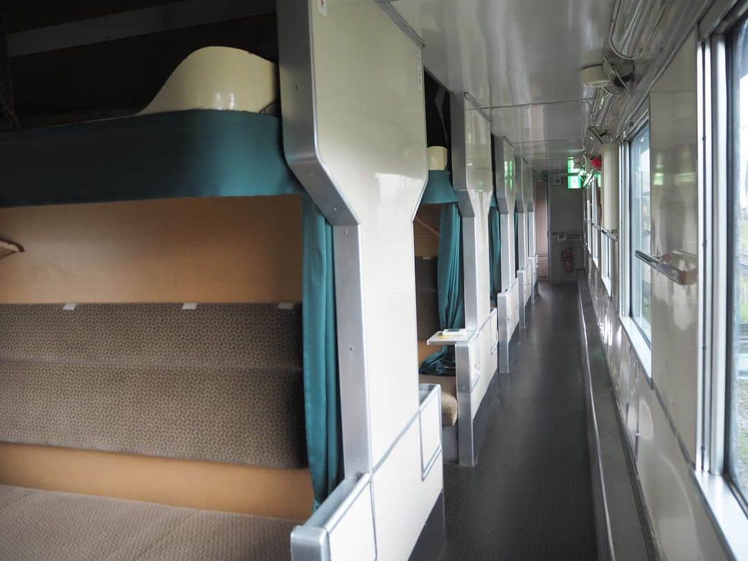 伊藤桃さんのインスタグラム写真 - (伊藤桃Instagram)「【#くま川鉄道 #ブルートレインたらぎ 】 くま川鉄道の旅パート3。 1番最初の下車駅、多良木駅でおりてすぐ····· 駅前には。 ( ；꒳​； )✨✨✨ #ブルートレイン が！！ 1-3枚目: #14系 #寝台特急はやぶさ  まさに東京とこの地、熊本を繋いでいて、2009年に引退したこの車両に会うことができました。 寝台特急好きでもはやぶさには乗れてなかったのでうれしかったな💓 🚃 4枚目: 実はこれ、ブルートレインたらぎという宿泊施設なのです！ 近くの温浴施設のチケットもついて1泊3140円とお安い✨ 今回は宿泊はしなかったのですが、中の見学はできました^^* 🚃 5枚目: 中に入って、懐かしい国鉄型車両独特の匂いに感動😂 大好きだったブルトレ·····写真多めで紹介させてください！ 6枚目: 泊まりたい😢 7枚目: 朝、まだほの暗い空をこの窓際の椅子を倒してみるのがすきでした。 8枚目: この右の暖房器が熱かった思い出なのは東北を走る寝台特急にのっていたからかな？笑 9枚目: なつかしい！あったあったー！！ 10枚目: どうしても北国の思い出がつよく、このデッキにて雪があわい白い粉のように舞っていたことや窓枠についた氷を思い出す·····。 ━━━━━━━━━━━━━━━ 南へと走る寝台特急は気付いたら乗ったこと無かったんですね。 わたしの思い出の寝台特急は全て北国を走るものばかりでした。 でもだからこそ、はやぶさにこの熊本で会えてうれしかった！ 大好きな寝台特急の車内写真、もうすこしお付き合いください(❁´ω`❁) #国鉄型車両  #国鉄時代  #国鉄  #jnr_designs  #ブルトレ」5月7日 14時14分 - itomomo_tetsu