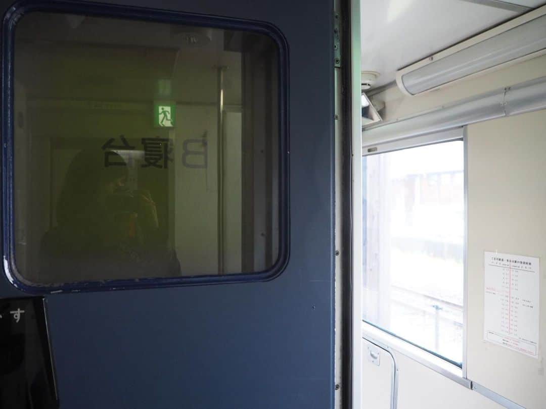 伊藤桃さんのインスタグラム写真 - (伊藤桃Instagram)「【#くま川鉄道 #ブルートレインたらぎ 】 くま川鉄道の旅パート3。 1番最初の下車駅、多良木駅でおりてすぐ····· 駅前には。 ( ；꒳​； )✨✨✨ #ブルートレイン が！！ 1-3枚目: #14系 #寝台特急はやぶさ  まさに東京とこの地、熊本を繋いでいて、2009年に引退したこの車両に会うことができました。 寝台特急好きでもはやぶさには乗れてなかったのでうれしかったな💓 🚃 4枚目: 実はこれ、ブルートレインたらぎという宿泊施設なのです！ 近くの温浴施設のチケットもついて1泊3140円とお安い✨ 今回は宿泊はしなかったのですが、中の見学はできました^^* 🚃 5枚目: 中に入って、懐かしい国鉄型車両独特の匂いに感動😂 大好きだったブルトレ·····写真多めで紹介させてください！ 6枚目: 泊まりたい😢 7枚目: 朝、まだほの暗い空をこの窓際の椅子を倒してみるのがすきでした。 8枚目: この右の暖房器が熱かった思い出なのは東北を走る寝台特急にのっていたからかな？笑 9枚目: なつかしい！あったあったー！！ 10枚目: どうしても北国の思い出がつよく、このデッキにて雪があわい白い粉のように舞っていたことや窓枠についた氷を思い出す·····。 ━━━━━━━━━━━━━━━ 南へと走る寝台特急は気付いたら乗ったこと無かったんですね。 わたしの思い出の寝台特急は全て北国を走るものばかりでした。 でもだからこそ、はやぶさにこの熊本で会えてうれしかった！ 大好きな寝台特急の車内写真、もうすこしお付き合いください(❁´ω`❁) #国鉄型車両  #国鉄時代  #国鉄  #jnr_designs  #ブルトレ」5月7日 14時14分 - itomomo_tetsu