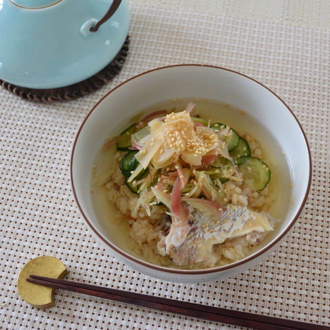 川島令美のインスタグラム：「あさごはん。 食べきれず冷凍ストックしておいた、晩ごはんの残りの鯛めしで出汁茶漬け。 塩もみきゅうりにみょうが、作り置きの新生姜の甘酢漬けに白ごまパラリ。 出汁茶漬けおいしーなー。 沁みます。 ・ 2枚目は鯛めし登場の食卓、こどもの日の晩ごはん。 たらのめと、新じゃがの天ぷらが好評でした！ サラダは豆苗に、新生姜甘酢漬けの残り汁にしばらく浸したみょうがを和えた簡単サラダ。 生姜の旨味が溶け出しているので、これだけで味わい深い一品になり、再利用オススメです^_^ #鯛めし #鯛茶漬け #うちごはん #こどもの日 の晩ごはん」