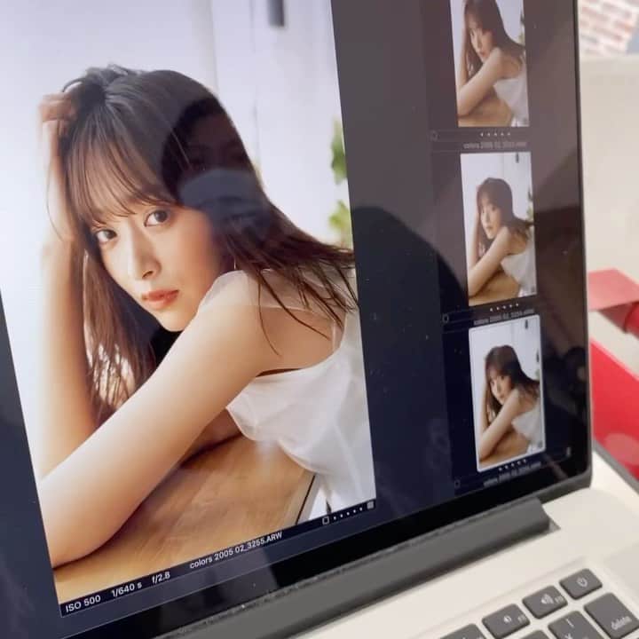 近藤千尋のインスタグラム：「久々の撮影は、イメージモデルの コンタクトの撮影です✨☺️ 美容院はずっと行けていないので 撮影前にセルフカット✂️笑 プリンヘアもグラデーションカラーってことにしてください。。❤️笑 三密を避けて、お仕事の方は頑張りましょう❗️」
