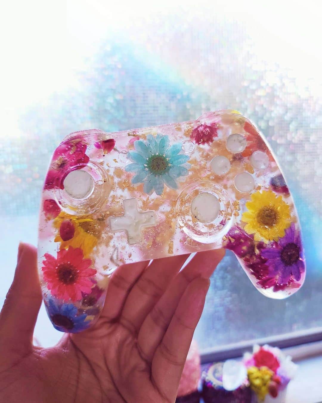 ユリサのインスタグラム：「🌼🎮🌼🎮🌼🎮🌼 2日かけて作ったコントローラー🦖 よく見なければ、結構スゴくない?!?!?💓(自画自賛！これ大事🥰笑) It took me 2 days to make this🎮💪🏽 クイズ👼🏽何のコントローラーでしょうか？ゲーム好きなら分かるかな😁ホントに使えれば最高なんだけど、残念ながら見て楽しむ専用です😛⭐ #おうち時間 #おうち時間を楽しむ  #quarantinecrafts」