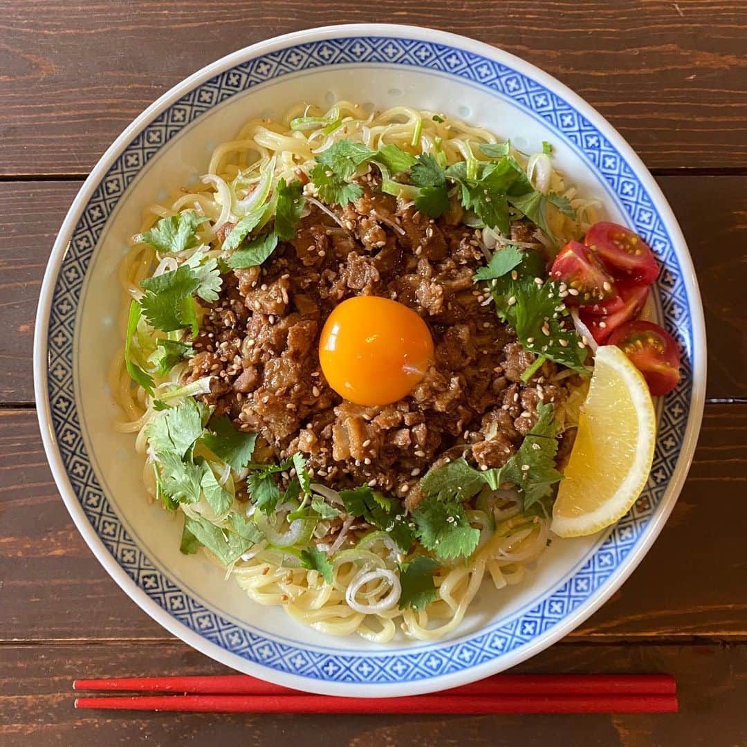 小鳥遊しほのインスタグラム：「ケニックカレーの魯肉飯のお肉をもらったのでケニックさんから聞いた麺に乗せる食べ方で！！！まじでウマイ！！！定番メニュー化してくれ。  トッピングなどは小鳥遊流にさらにアレンジ。 . ・太麺を茹でてごま油を絡める ・魯肉のせる ・トッピングに長ネギ、パクチー、卵黄、トマト、ごま ・レモンをしぼると最高  早くお店でケニックカレーが食べられる日々になりますようにと願いを込めて、今日もおうちで料理する。  #おうちケニック #ケニックカレー @kenickcurry #魯肉飯  #自炊 #おうち時間 #麺スタグラム #cooking #noodles #小鳥飯」