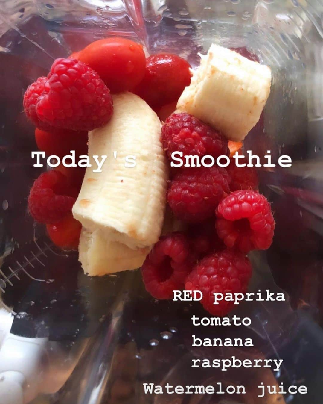 美舟さんのインスタグラム写真 - (美舟Instagram)「Raspberry Smoothie  ❶ Red paprika Tomato Banana Raspberry Watermelon juice  #毎日続ける事が大事 #続けられるかな」5月7日 13時10分 - mifune2014