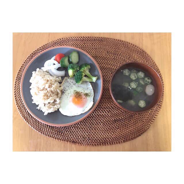 のインスタグラム：「朝ごはん . . 目玉焼き🍳 全然浸かってない酢玉ねぎ きゅうりの浅漬け トマト オクラとワカメの味噌汁 玄米ごはん ブロッコリー . . これはアサゴハーン！！ GW明けの病院は欠品だらけ〜〜つって★ . . さぁ、午後もがんばってこーね！ . . ◉ライザップ公認の紹介アンバサダーです。 〜紹介特典で、お安く入会できます〜 . ▶︎全国どの店舗でもOK ▷２週間のトライアルコースもあります(^_^)/ ▶︎カウンセリング予約前にご連絡ください . ◎入会やカウンセリングをお考えの方、 ご質問なども、DM✉️ください。 . ★トレーニング見学もできます★ . 📺RIZAP TVCM出演 🏅RIZAP BMG ファイナリスト2017.2018 . #rizap #ライザップ . #ダイエット #diet #レコーディングダイエット #ダイエッター #公開ダイエット  #朝ごはん #morning #糖質オフ #食べて痩せる #おうちごはん #食べる #糖質制限 #低糖質ダイエット #和食 #クッキングラム #自炊女子 #腸内環境 #食事管理 #栄養 #fitmeal #oneplate #cleanmeals  #lowglycemic #玄米 #まごわやさしい」