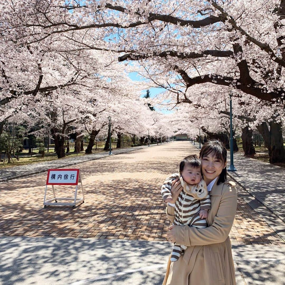 星野涼子さんのインスタグラム写真 - (星野涼子Instagram)「去年の初節句の時。 来年は実家で節句のお祝いできるといいな🎏  最後の１枚は髪を切るのが怖くてこの表情🤣  こんな小さい時あったっけ！？と思うくらいあっという間な気もするし、 1日ずつ必死な日々をなんとか積み重ねてる感じもします。  これからも元気に育ちますように✨  #こどもの日　#初節句　#2019 #兜 #袴　#スウィートマミー #スウィートマミー袴ロンパース #子育て　#育児　 #桜　#baby #japanesetraditional #일본문화 #スタイ　#鯉のぼり　#ダッフィー」5月7日 13時15分 - ryoko.hoshino