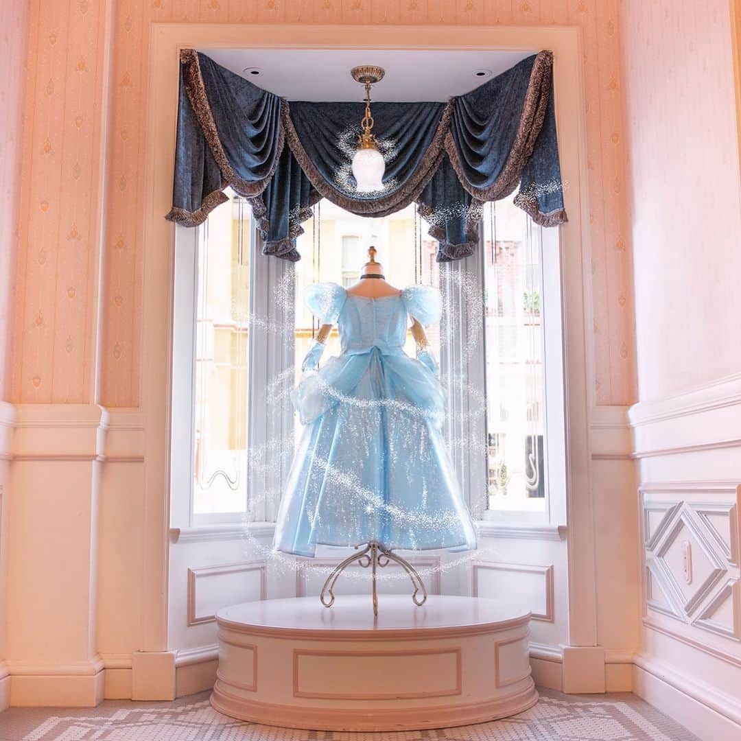 東京ディズニーリゾートさんのインスタグラム写真 - (東京ディズニーリゾートInstagram)「What a magical dress. 誰もが夢見るプリンセス♡  #cinderella #bibbidibobbidiboutique #worldbazaar #tokyodisneyland #tokyodisneyresort #シンデレラ #ビビディバビディブティック #ワールドバザール #東京ディズニーランド #東京ディズニーリゾート」5月7日 13時18分 - tokyodisneyresort_official