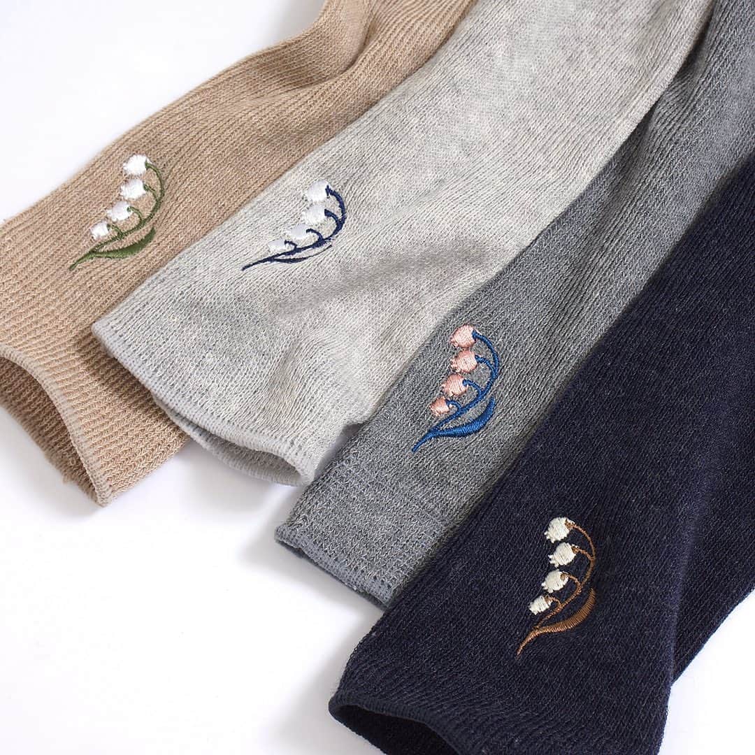 marbleSUD(マーブルシュッド) のインスタグラム：「左の足首には、すずらんのワンポイント刺繍。ガーゼのような、ふんわりと柔らかな生地感が肌に優しいレギンスができました。ナチュラルコーデにぴったりな4色展開です。」