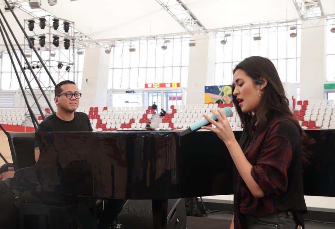 Raisa Andrianaさんのインスタグラム写真 - (Raisa AndrianaInstagram)「Happy birthday dear Mas @andirianto_official ! Salah satu org yg berjasa bgt buat aku krn ngasih aku kesempatan nyanyi di Harmoni duluuu bgt waktu aku baru punya 1 single. Bahagia dan sehat selalu yaa, Mas! (Mau ngomong bhs inggris ngasal internal joke kt takut di judge) hahaha happy summer sunshine pokoknya!」5月7日 13時23分 - raisa6690