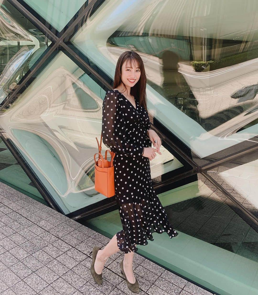 広瀬未花さんのインスタグラム写真 - (広瀬未花Instagram)「dot onepiece/ @valmuer_official  bag/ @bonaventura.official ・ valmuerのドットのワンピースお気に入り♡ ・ GWが明けましたね〜！！ 季節は初夏へと移り変わり、新緑が美しいですね🌿 今日はお天気も良くて気持ち良い朝を迎えましたよ♪ ・ 皆さんは連休中はどんな過ごし方をされましたか？ 私はいつもとあまり変わりないのですが、ミーティングやインスタライブなどの動画配信準備などで程良く　充実していました！！ それから、ゆっくりコーヒー飲みながら頭の中を整理することができたので、今日からまた色々と準備しようと思います☺︎☺︎☺︎ ・ ・ 今日も素敵な一日にしましょう✨ ・ ・ ・ #may #初夏 #valmuer」5月7日 13時25分 - micahirose