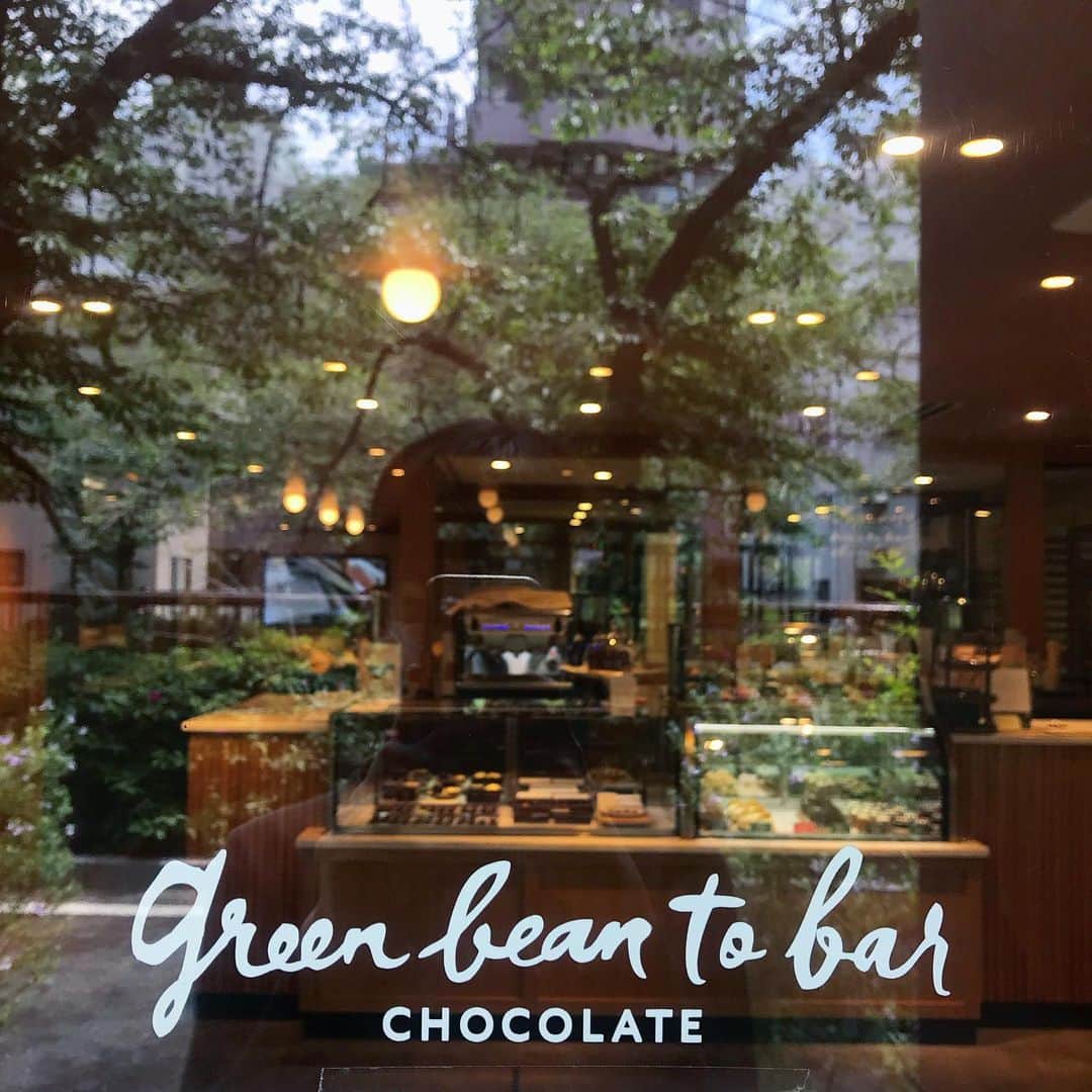 のインスタグラム：「⠀ ⠀⠀ 目黒川沿いの桜は、すっかり新緑に🌿 ⠀  中目黒店は本日も18時まで営業しております！ ⠀ お散歩の途中に、ぜひお立ち寄り下さい🚶‍♀️ ⠀ ⠀ ⠀ ⠀ ⠀ ⠀ ⠀  #greenbeantobarchocolate  #beantobar #japanesebeantobar #chocolat #chocolate #craftchocolate #allhandmade #nakameguro #tenjin #cacao #カカオ #グリーンビーントゥバーチョコレート #中目黒  #日本橋 #天神 #チョコレート #ビーントゥバー #カフェ #ボンボンショコラ #生チョコレート #stayhome#stayhomewithchocolate」