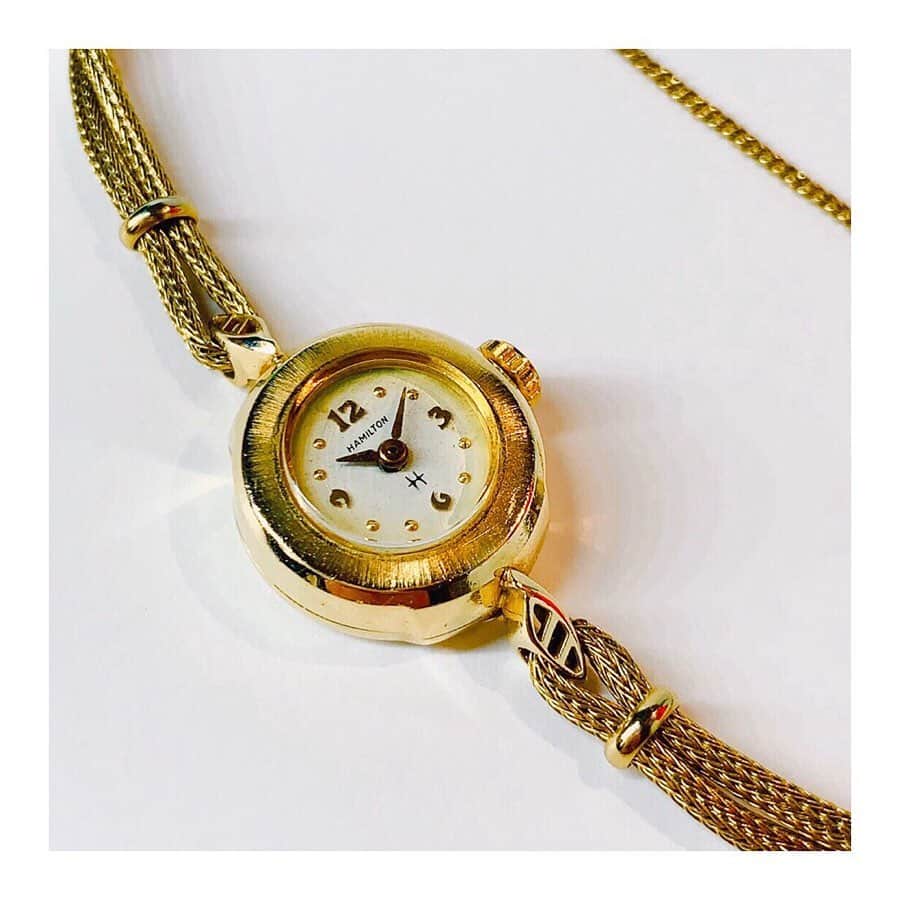 HIROBさんのインスタグラム写真 - (HIROBInstagram)「-my watch introduction-﻿ ・staff K ﻿ ・vintage Hamilton ・size / 縦12mm× 横12mm﻿ ・手首周り 14.5cm ﻿ ・選んだ理由﻿ 元々現行のHamiltonの腕時計が好きなのが、この時計を購入するきっかけに。 小振りでシンプルなデザインとHamiltonらしいアラビア数字。金無垢の素材が気に入り購入。 購入時は20代でしたが、30代になった今でもオンオフ問わず使用できるので、とても気に入っています。 ﻿ -----------------------------------﻿- ECサイト"BAYCREWS STORE"のHIROBでも、﻿ 様々な時計やアクセサリー&BAGの取り扱いがあります。是非ご覧ください！﻿ https://baycrews.jp/brand/detail/hirob﻿ -----------------------------------﻿- ﻿ #hirob﻿ #baycrews﻿ #vintage watch #vintage Hamilton #﻿antique watch #﻿antique Hamilton #﻿Hamilton #mywatch #introduction﻿ ﻿ #ヒロブ﻿ #ベイクルーズ﻿ #ヴィンテージウォッチ #﻿ヴィンテージハミルトン #﻿アンティークウォッチ #﻿アンティークハミルトン #﻿ハミルトン #ヒロブスタッフ愛用﻿ ﻿ #stayhome﻿ #おうち時間﻿」5月7日 13時30分 - hirob.jp