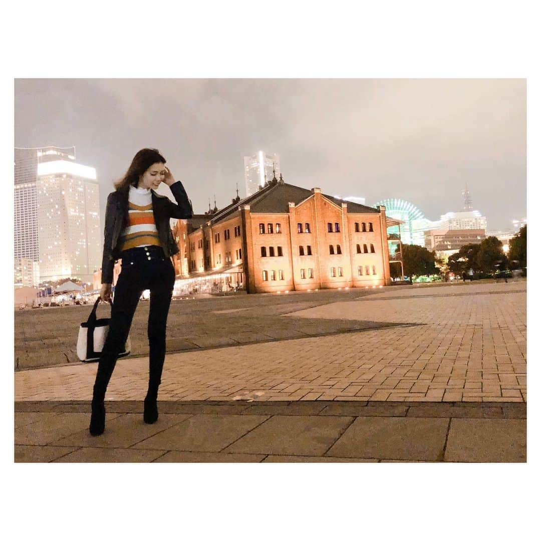 山田恵里伽のインスタグラム：「#時差投稿 #去年 #横浜 横浜の赤レンガ倉庫って夜になるとライトアップ綺麗なんだよねぇ〜🖤 観光するならほんとおすすめスポット👏 ・ ・ ・ #観光 #おすすめスポット #赤レンガ倉庫 #ライトアップ #2019 #冬 #spot #illuminate #yokohama」