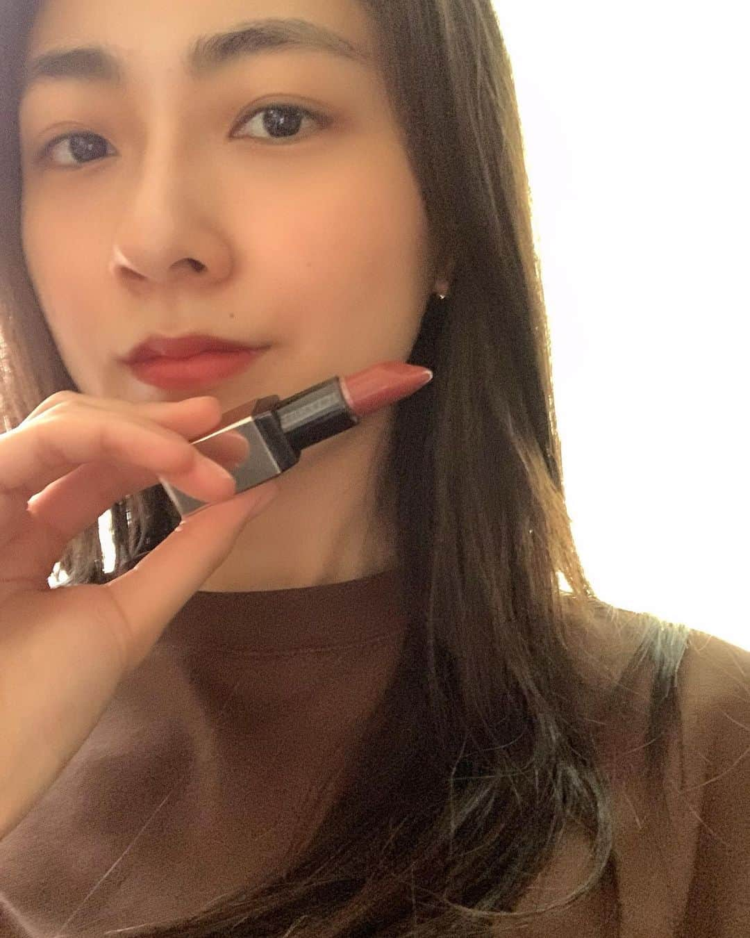 熊井友理奈さんのインスタグラム写真 - (熊井友理奈Instagram)「_  口紅だけ塗って気分転換💄  #おうち時間  #眉毛は昔に戻りました #フサフサ#太眉 #lip#lunasol #uniqlo#uniqlou #stayhome」5月7日 13時36分 - kumai_yurina