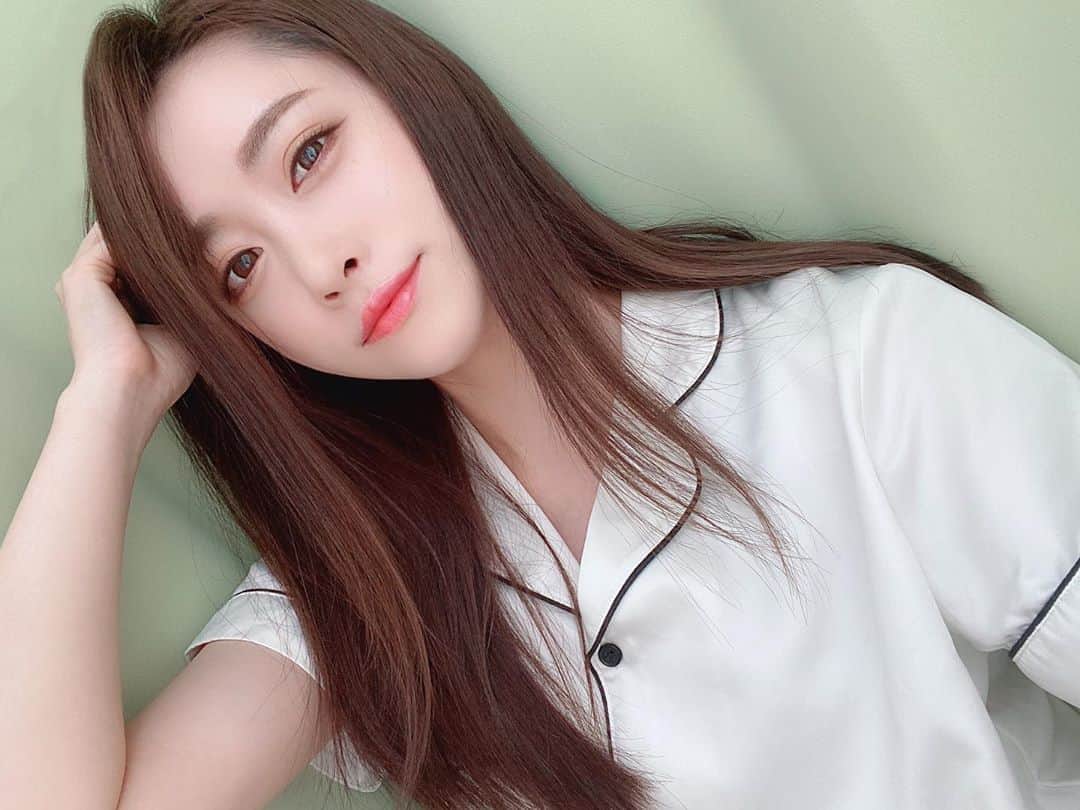 のインスタグラム：「✿﻿ ﻿ Twitterで結構好評だったのが嬉しかったから﻿ こっちでも載せちゃお～っと🌸﻿ ﻿ 髪の毛だけで全然雰囲気変わる…☺️﻿ ﻿ ﻿ #クルーズグループ #av女優 #AV﻿ #セクシー女優 #桐山結羽 ﻿ ﻿#パジャマ」