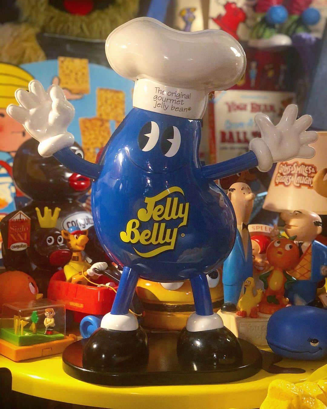 大川知英のインスタグラム：「00's Jerry Belly jerry bean store display🇺🇸 アメリカでおなじみなシーブルーのケツブリンで クールな奴がtakatsubaseにズッポシ🧘🏼‍♂️👨🏻‍🦲 スーパーアメトイゴッドからのupi-🤡❗️ オレンジも欲しくなってる🚬 #jerryberry #jerrybean  #storedisplay#00s#青好き #最高にクール#ズッポシ #スーパーアメトイゴッド#ありがとうございました #オレンジもクール#upi#amecajiboys#takatsubase #アメトイ部#youtube」