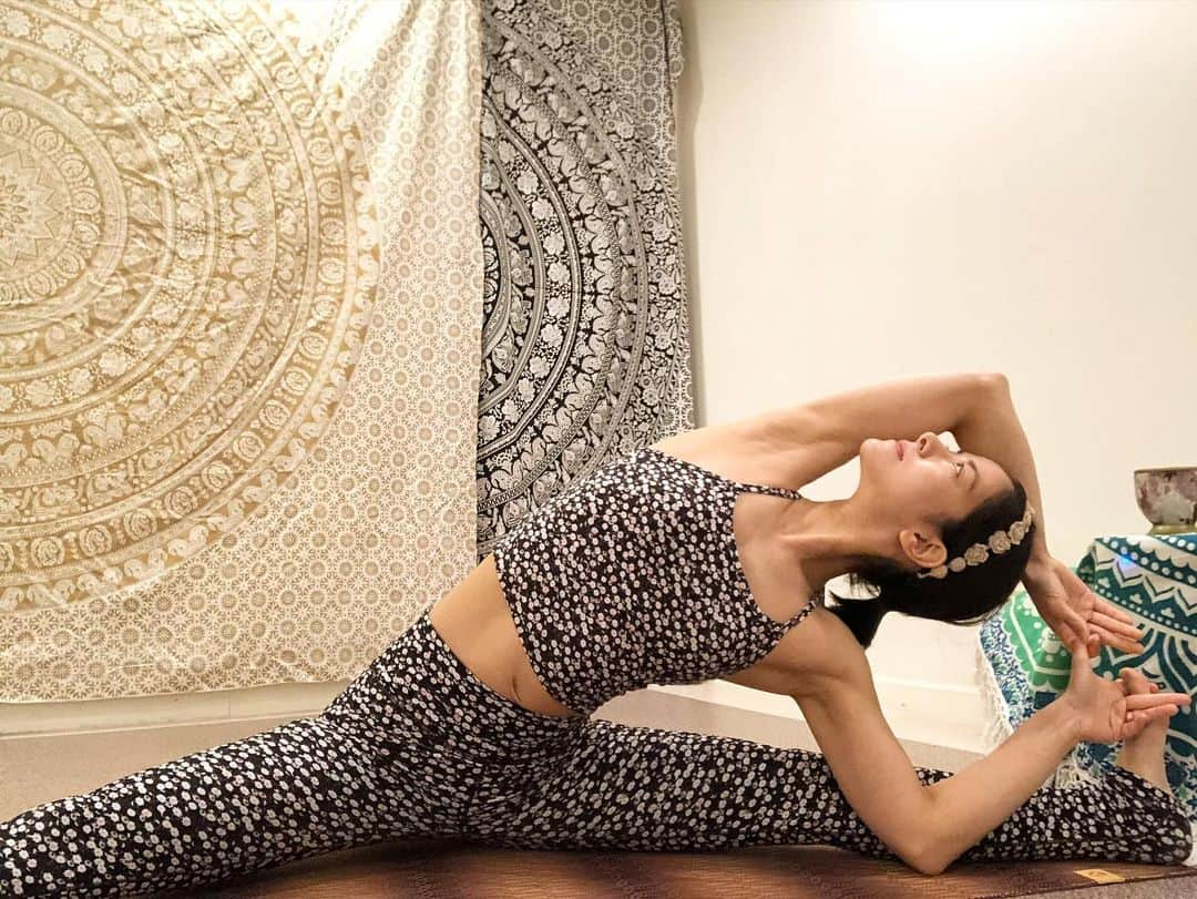 秋葉里枝さんのインスタグラム写真 - (秋葉里枝Instagram)「Yoga time 🧘‍♀️ - 요가를 요즘 못하고 있더니 몸이 붓고 컨디션도 안 좋아지고 몸의 밸런스가 깨진다. 오랜만에 가볍게 요가 하니 상쾌하다🌿 最近、ヨガできてなかったら 現れる身体の変化。 浮腫や身体のライン、呼吸。 久しぶりにヨガしたら やっぱり気持ちいい🌿 - Yoga wear with @wearittoheart.kr」5月7日 13時45分 - rie_akiba