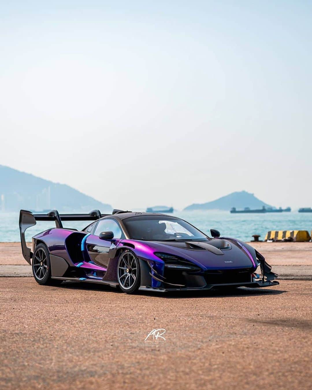 CARLiFESTYLEさんのインスタグラム写真 - (CARLiFESTYLEInstagram)「Beautiful spec on this McLaren Senna GTR in Hong Kong! What do you think? Photo by @supercarsofhongkong #carlifestyle #sennaGTR」5月7日 13時45分 - carlifestyle