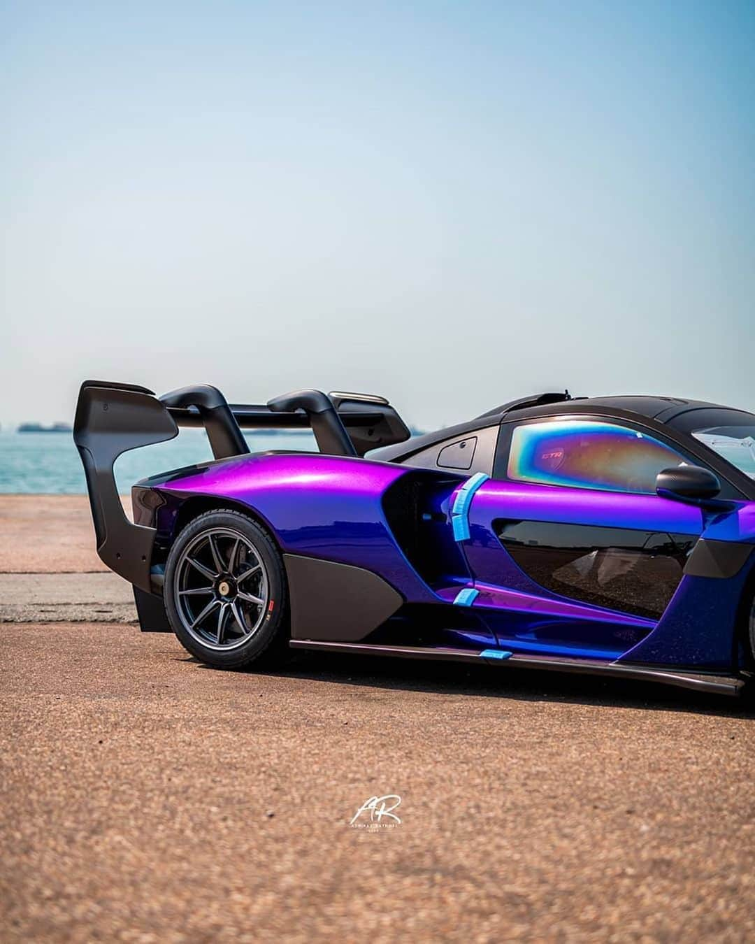 CARLiFESTYLEさんのインスタグラム写真 - (CARLiFESTYLEInstagram)「Beautiful spec on this McLaren Senna GTR in Hong Kong! What do you think? Photo by @supercarsofhongkong #carlifestyle #sennaGTR」5月7日 13時45分 - carlifestyle