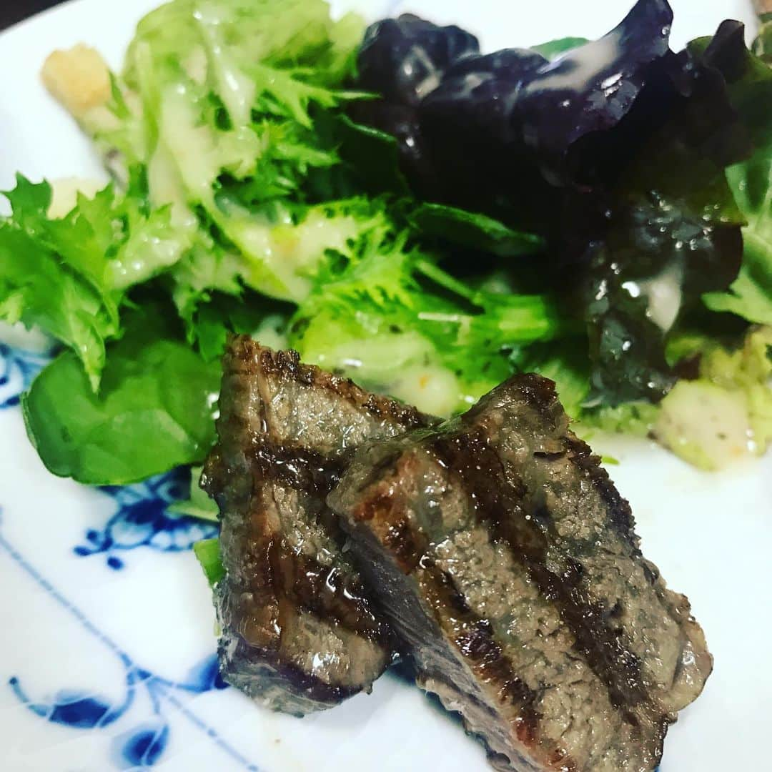 三隅有里子さんのインスタグラム写真 - (三隅有里子Instagram)「* 元々 #食べている時が一番幸せ な人ですが 外出自粛が続く中、食事の時間が楽しみで楽しみで💕 いつかのおうちごはん。 良い肉を丁寧に焼くととっても美味しく仕上がると知りました😍  #おうちごはん #ごはん #夕ご飯 #肉 #ステーキ #steak #サラダ #salad #food #instafood #幸せ #happy #群馬 #gunma  #群馬テレビ #群テレ #gtv #アナウンサー  #局アナ #局アナの仕事 #地方局で働くということ #新型コロナに負けない #おうちにいよう #stayhome」5月7日 13時53分 - misumi_gtv