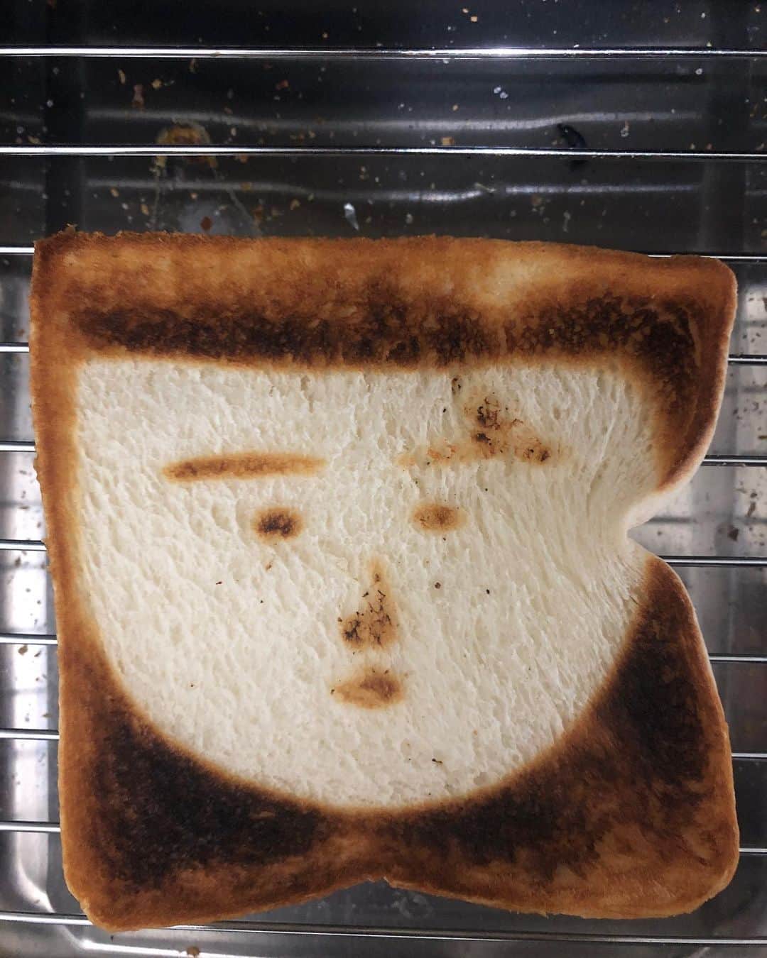 田畑祐一のインスタグラム：「食パンアート🍞19日目🍞✨ 今日も僕が大好きなキャラやりました🍞野口さんです✨野口さん出てきた時の期待感は半端なかったですよね  #食パンアート #トーストアート #野口さん #ちびまる子 #吉本自宅劇場」