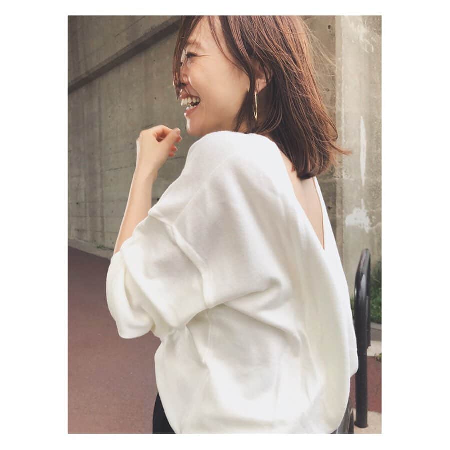 野尻美穂のインスタグラム：「やっとこれも着れたー☺️ ボトムスは細身なやつや、デニムと合わせたりしたいのだけど、こんなスーパーシンプルでも良しです。 しかし今日も風が強い😧🌪 #お母さんからSD竹の子をいただきました🚶🏻‍♀️🚶🏻‍♀️ #mihonano」