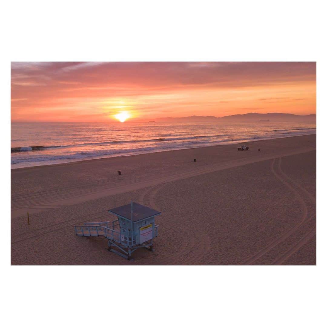 Pete Halvorsenのインスタグラム：「🌅May 15th, mark the calendar...not only is it three days after my birthday (🥳🔌). But the rumor is we'll be allowed back in the water and on the beach (with a few restrictions). Sunset tonight was 🔥 and I think the Police Officer was enjoying their last few nights patrolling an empty beach.」