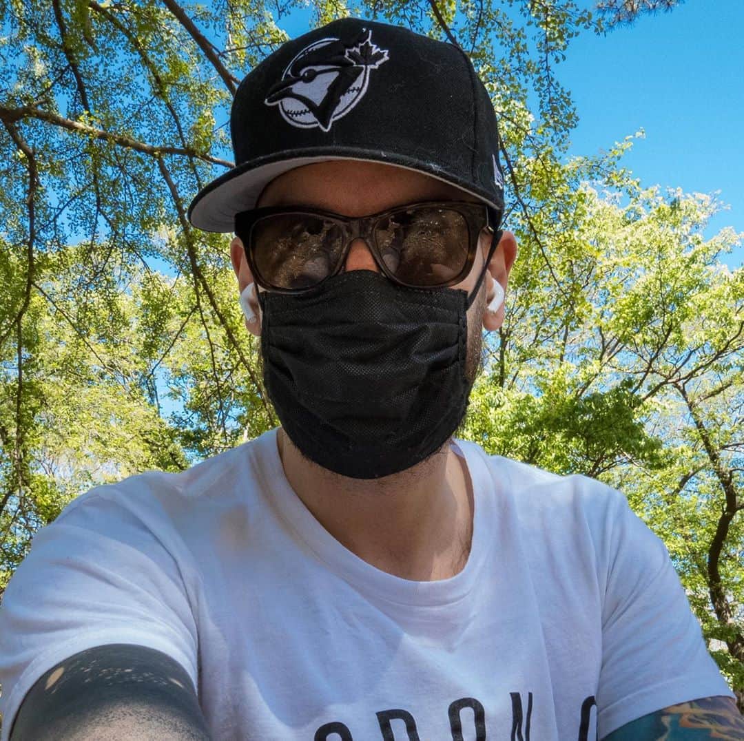サイモンとマルティナのインスタグラム：「I’ve been spending the past year doing my best to work on my wellbeing. I’ve been weightlifting, started running, trying different kinds of meditation and mindfulness practices, been seeing a counselor regularly and trying different forms of talk therapy, even going to couple’s counseling, reaching out to friends and rekindling past friendships I’ve neglected, and reading many books about psychology and relationships.  I feel that I’ve improved a lot this past year, and that I’m the best version of myself that I’ve ever been. But there are days like today - many days - when I still feel hopeless, where I feel like there’s nothing I can do. Watching how Martina’s EDS is wearing away at her both physically and spiritually has been deeply dispiriting, and has had a big impact on our relationship, which in turn has a deep impact on my own wellbeing - for which we both feel guilty. I’m trying what I can to stay afloat, but I feel overwhelmed. I don’t know what more I can do. And I feel alone in this. I don’t know what community I can turn to. I love talking to the Rainbow Ladder Support Team on Discord, who have been a great support to me and such a source of joy that I get a bit too sappy in thanking them sometimes. But I haven’t been able to open up about this yet, to them, to you, until now.  I need advice. If you have any suggestions of communities I can join, spouses of people with EDS or other Chronic Illnesses that I can talk to, please let me know. I’m sorry for following up Martina’s difficult post with my own, but I don’t know where else I can turn to.」