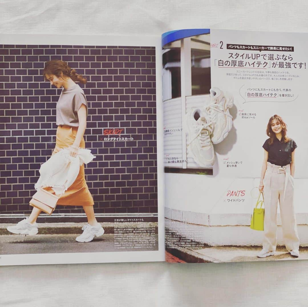 浜島直子さんのインスタグラム写真 - (浜島直子Instagram)「本日発売のLEE6・7月合併号⭐️ 「最愛スニーカー」ですべて解決できる！ ・ ということで、撮影当日はこれもいいあれもいいと自分の服との妄想コーデを膨らませながらロケしました。(懐かしい…。遠い目になるわ) ・ ちなみに誰にも聞かれていませんが、私が今狙っているのは、写真3目の玲奈ちゃんが履いてるアディダスの白いスニーカーです🙈 ・ 早くのびのびとお出かけしたいなぁ！ もうしばらくの辛抱ですね✨ がんばるどー💪 ・ そして付録は、 ☆ワタナベマキさんのひき肉で野菜たっぷりおかず ☆今井亮さんのひき肉で感動のごちそう という、両A面！ ・ ♫まぁい〜に〜ち〜　まぁい〜に〜ち〜　ぼぉくら〜は　キッチンの〜 ま〜え〜で〜た〜た〜ず〜み〜 いやぁになっちゃうよぉ〜 (およげ！たいやきくん風に) ・ ということで、これはもう、もう、今の私の救世主付録です！👑✨ ・ #magazinelee #lee67月合併号 #おうち時間 #stayhome」5月7日 14時11分 - hamaji_0912