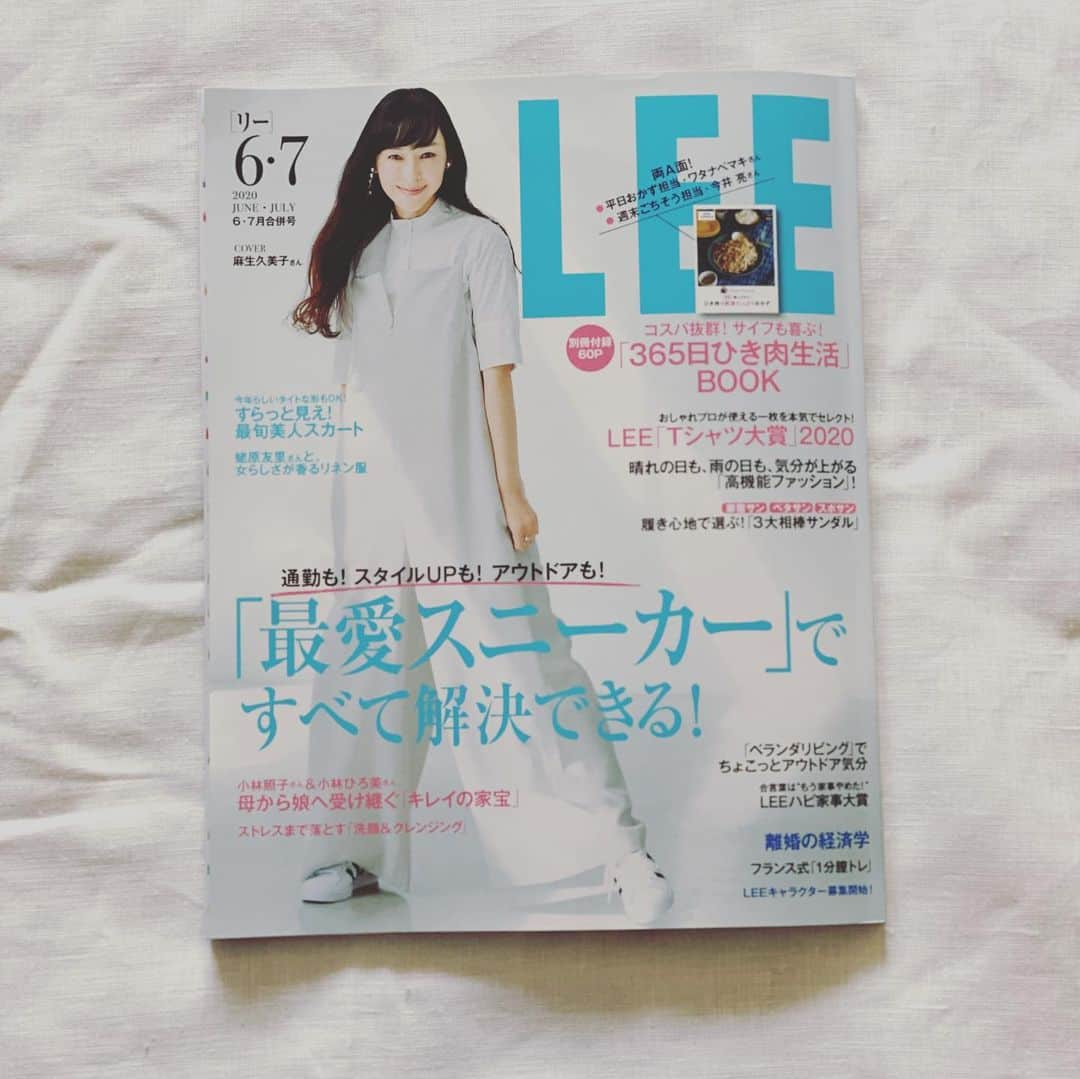 浜島直子さんのインスタグラム写真 - (浜島直子Instagram)「本日発売のLEE6・7月合併号⭐️ 「最愛スニーカー」ですべて解決できる！ ・ ということで、撮影当日はこれもいいあれもいいと自分の服との妄想コーデを膨らませながらロケしました。(懐かしい…。遠い目になるわ) ・ ちなみに誰にも聞かれていませんが、私が今狙っているのは、写真3目の玲奈ちゃんが履いてるアディダスの白いスニーカーです🙈 ・ 早くのびのびとお出かけしたいなぁ！ もうしばらくの辛抱ですね✨ がんばるどー💪 ・ そして付録は、 ☆ワタナベマキさんのひき肉で野菜たっぷりおかず ☆今井亮さんのひき肉で感動のごちそう という、両A面！ ・ ♫まぁい〜に〜ち〜　まぁい〜に〜ち〜　ぼぉくら〜は　キッチンの〜 ま〜え〜で〜た〜た〜ず〜み〜 いやぁになっちゃうよぉ〜 (およげ！たいやきくん風に) ・ ということで、これはもう、もう、今の私の救世主付録です！👑✨ ・ #magazinelee #lee67月合併号 #おうち時間 #stayhome」5月7日 14時11分 - hamaji_0912