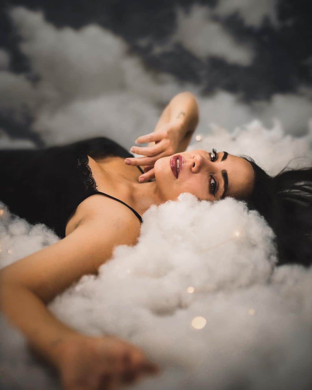 Katy Esquivelのインスタグラム：「Dulces sueños... conmigo en ellos 😛 . Pueden creer que hicimos estas fotos en la sala de la casa!? Les mostraré todo sobre esta foto y otras en el próximo video de mi canal (YouTube.com/WhatTheChic)」