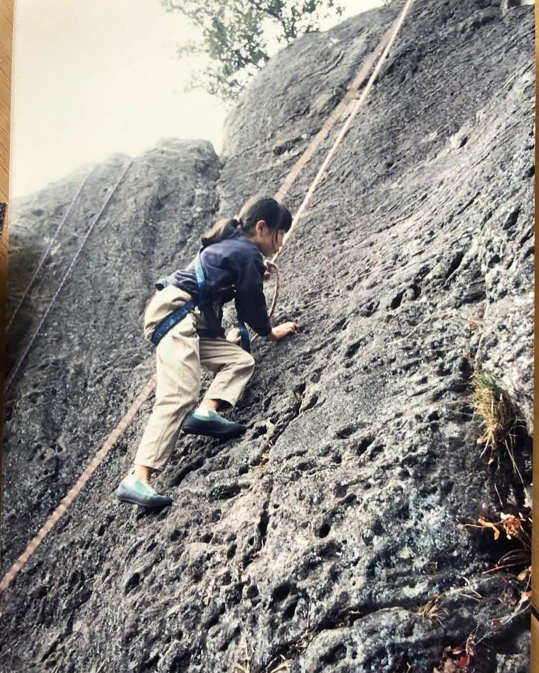 川端彰子さんのインスタグラム写真 - (川端彰子Instagram)「幼少期の写真うんたら…🤣﻿ 二十四、五年前とか？ぶっといロープが時代を物語ってます笑﻿ ﻿ 靴はニンジャ。﻿写真は湯河原かなー🤔﻿ ﻿ 小林姉妹とたまにジムで会うとめちゃくちゃ強くて引いた記憶があります笑﻿ パンプが1店舗しか無くて、まだ戸田にあった時代ですね﻿。昔はおおらかだったので、ジムのバイトの子がジムに居候？で住んだりしてました笑  堀越さんが強くてかっこ良かった✨✨教えてくれて優しかったー。もう一回会いたいなぁ﻿ このちょっと前がスパッツとバンダナ全盛期時代🙌🏻w  #climbing #ropeclimbing #ロープクライミング #クライミング」5月7日 5時50分 - akiko_kawabata_ha