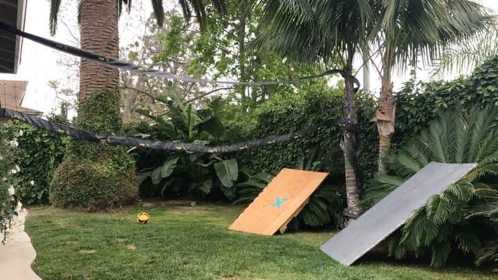 エイプリル・ロスのインスタグラム：「How are you guys getting creative with your bounce boards this week?! And maybe also utilizing the plants in your yard?🤣 ⠀⠀ I posted this last week when I took over @usavolleyball but I want to make sure everyone sees it in case it’s what you need to spark some creativity!👊🏼 ⠀⠀ •  When do you think we’ll be back to playing? Comment 🥳 for soon, 🤷🏼‍♀️ for not sure, 🙈 for we still have AWHILE...」