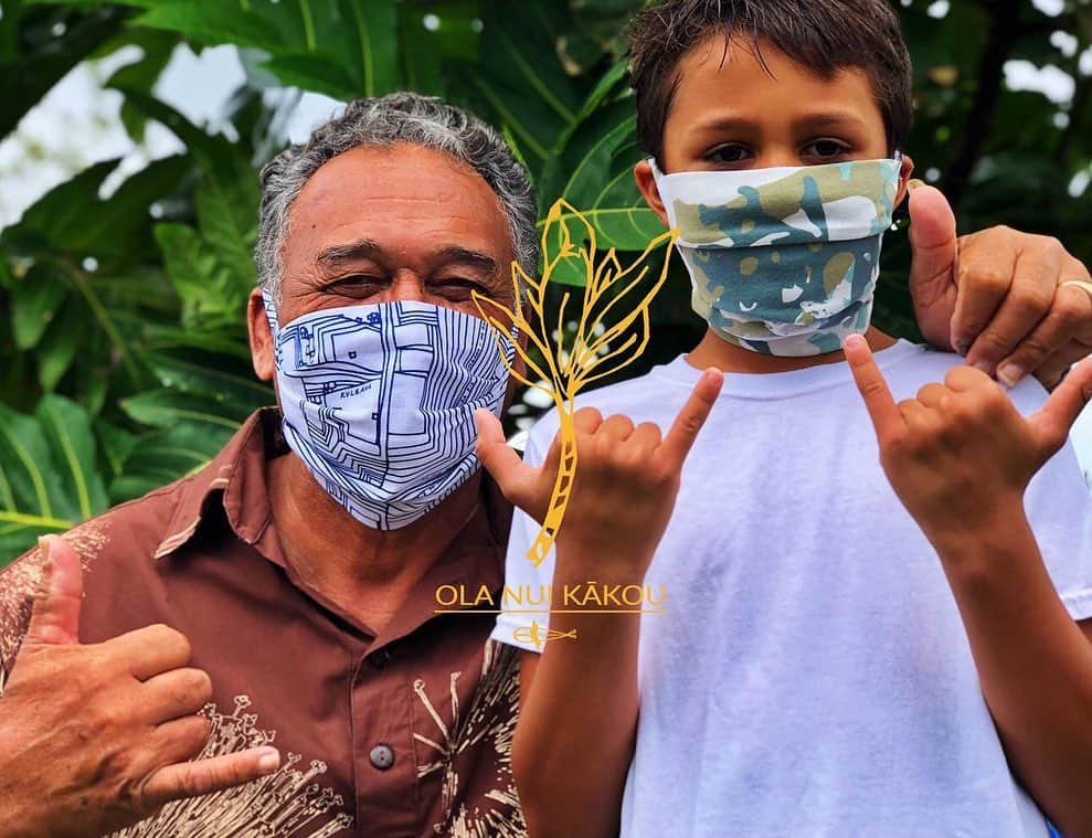 ハワイアン航空さんのインスタグラム写真 - (ハワイアン航空Instagram)「Ola Nui Kākou means “we thrive in good health.” This is the rallying cry behind @Kealopiko’s latest project that brings community partners together in the manufacturing and distribution of reusable fabric face masks to protect thousands of native Hawaiian keiki (children) and families in need from COVID-19. It’s an initiative we are honored to be a part of. ⠀ ⠀ When our Brand Director received a call from Kealopiko’s Co-founder asking if Hawaiian was interested in shipping masks from California to Hawaiʻi, she immediately agreed to not only provide complimentary transportation but also sponsor the project. This meant Hawaiian would cover the cost of manufacturing 2,000 masks that would go to our local partners (such as @BloodBankHawaii), as well as carry an additional 3,000 masks shipped from Los Angeles, where Kealopiko’s facility is able to mass-produce masks in partnership with Smartees Hawaii. Learn more about the #OlaNuiKakouProject and our contribution by clicking the link in our bio.」5月7日 6時11分 - hawaiianairlines