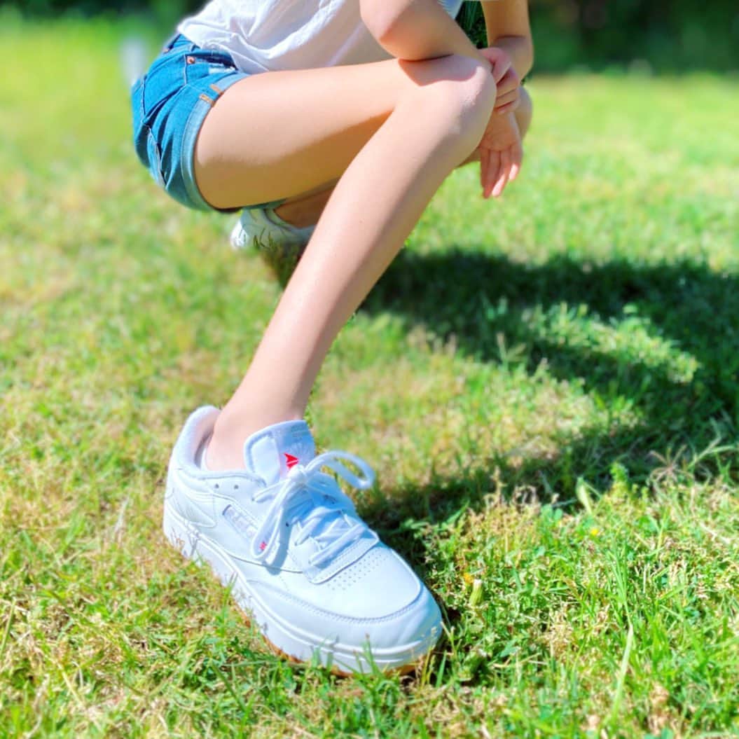 Eidaさんのインスタグラム写真 - (EidaInstagram)「Reebok✌️﻿ 新しい靴で学校に行ける日が楽しみ😘﻿ ﻿ ﻿ ﻿ ﻿ ﻿ ﻿ #reebok﻿ #reebokclassic﻿ #halfjapanesegirl﻿ #enjoyhome﻿ #shibainu﻿ #リーボックスニーカー #ティーンモデル﻿ #ビューティーモデル﻿ #ハーフ女子﻿ #中学生女子﻿ #13歳﻿ #柴犬﻿ ﻿」5月7日 6時18分 - lespros_eida