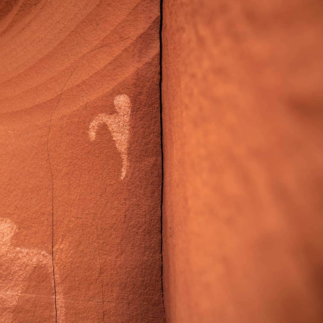 ペイジー・クラッセンのインスタグラム：「You all know @tarakerzhner, but did you know that she's not only a badass photographer and climber, but has also been hustling to help the Navajo Nation get much needed masks and hand sanitizer to fight Covid-19?  The American Indian tribes and specifically Navajo Nation are getting hit hard by the COVID-19 crisis. The Navajo Nation would rank #3 in states right behind NY & NJ in terms of per capita impacts. Help raise funds and provide masks and hand sanitizer for these communities by purchasing this image by Tara Kerzhner through a fundraiser organized by @NativesOutdoors, @tarakerzhner, and @lennecefer.  You can find the link in my stories.  Thanks to everyone out there on the front lines and behind the scenes working to help those impacted by this pandemic ❤」