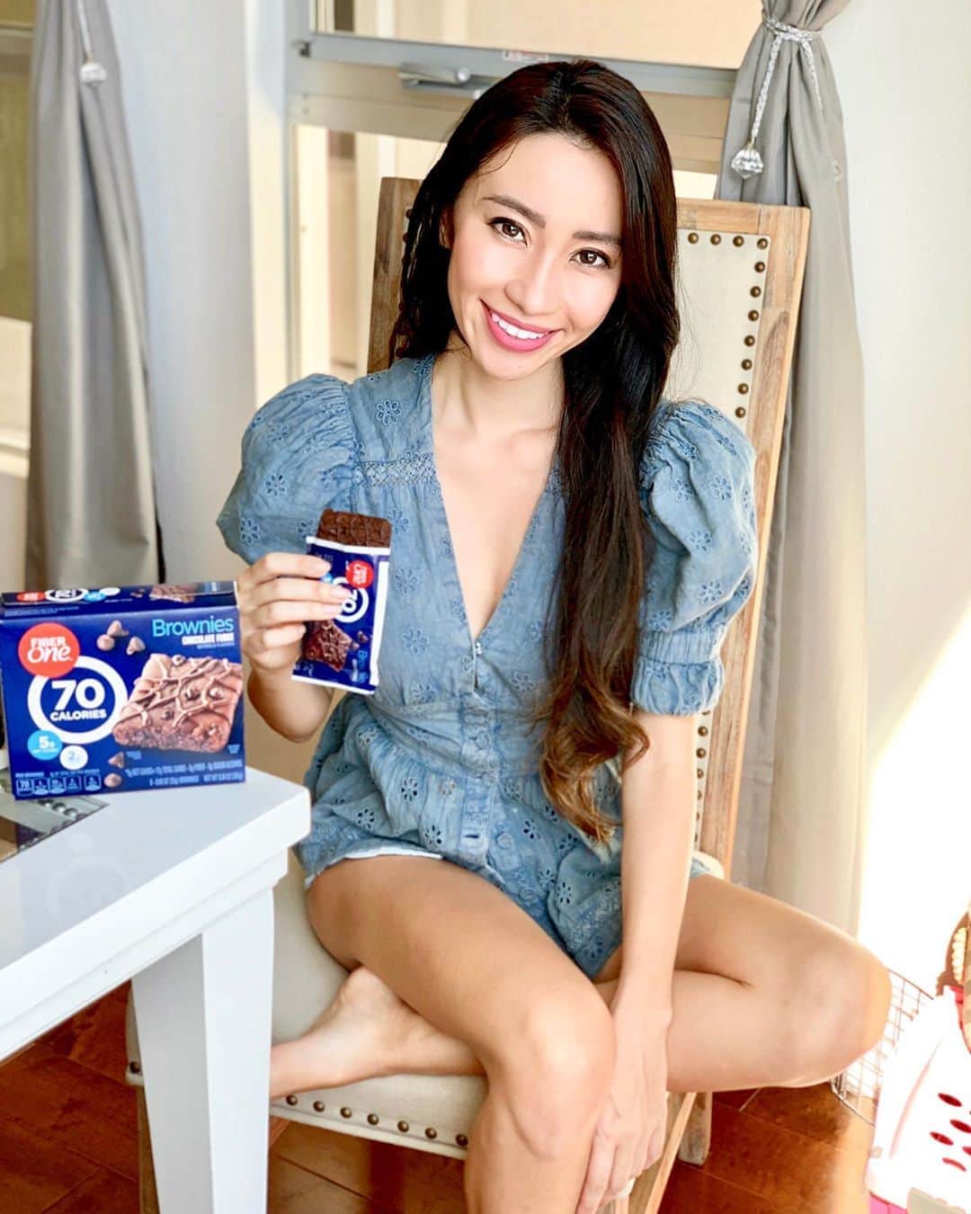 春名愛海のインスタグラム：「Since I stay home 24/7 I snack way more than i Should, so I got @fiberone to satisfy my sweet tooth but stay healthy! #FiberOne brownies and it’s only 70kcal woth 2g of sugar so #fiberone is a perfect on the go snack and stay guilt free😘 甘いもの好きなあみはいつもお菓子食べてますが、このミニブラウニーは低カロリーでお砂糖も控えめだし、アメリカには珍しい個包装なのもおススメです❤️ . . . . . . #sponsored #brownie #snack #healthysnack #health #snack #snacks #brownie #japanesemodel #bilingual #バイリンガル #quarantinelife #chocolate #时尚 #패션 #japanese #asian #boymom #happy #lalife #influencer #momlife #ロサンゼルス #カリフォルニア #ママスタ #子育てぐらむ #海外生活 #ママリ #ママライフ #バイリンガル」