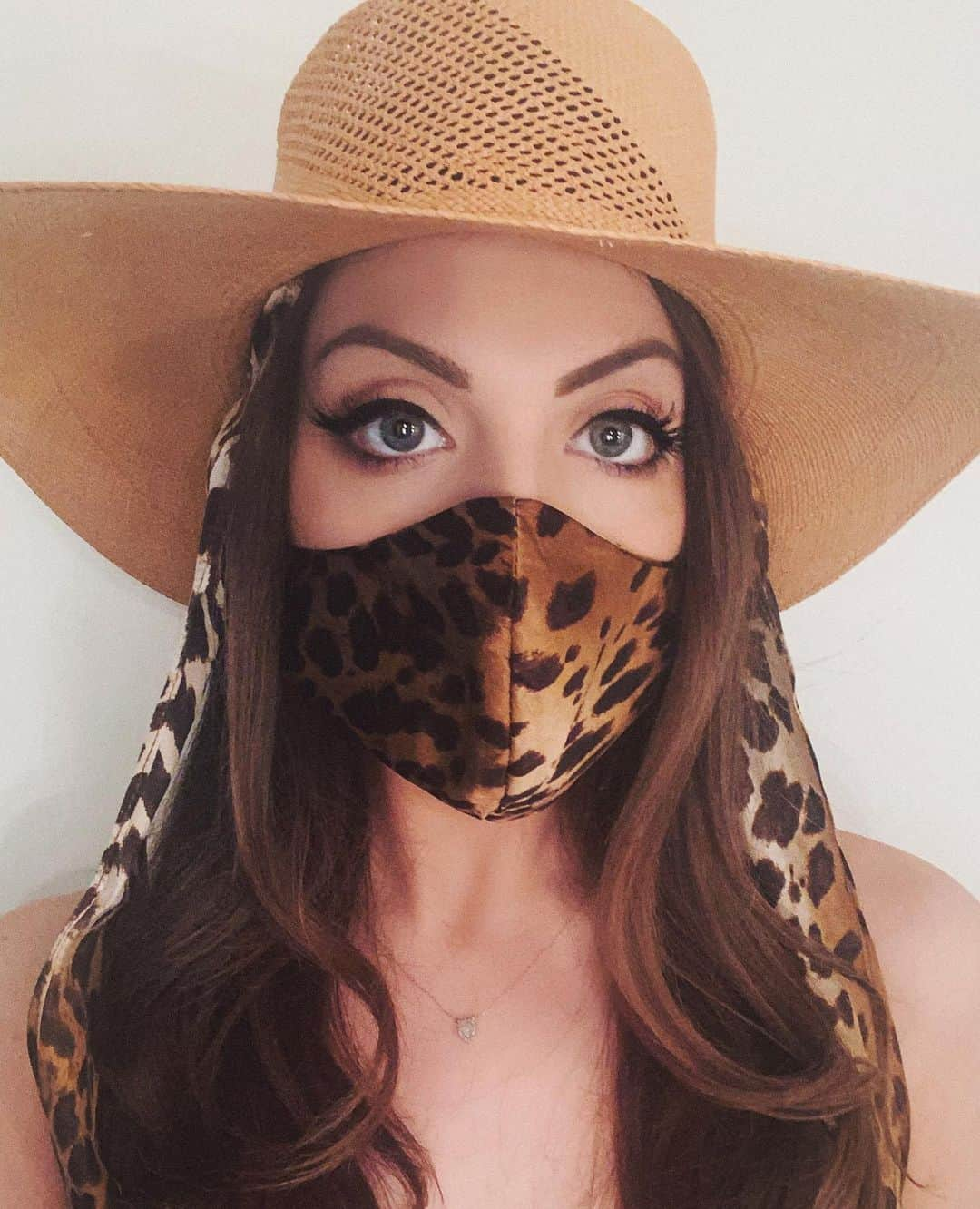 エリザベス・ギリースさんのインスタグラム写真 - (エリザベス・ギリースInstagram)「Mask ✔️Hat✔️Liner✔️」5月7日 6時33分 - lizgillz