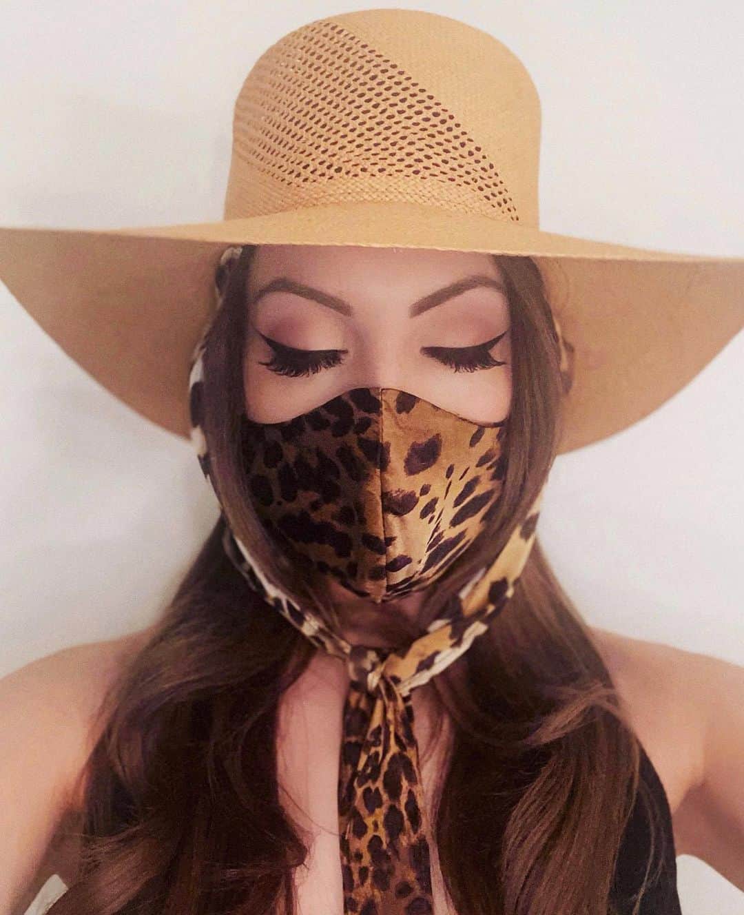 エリザベス・ギリースのインスタグラム：「Mask ✔️Hat✔️Liner✔️」